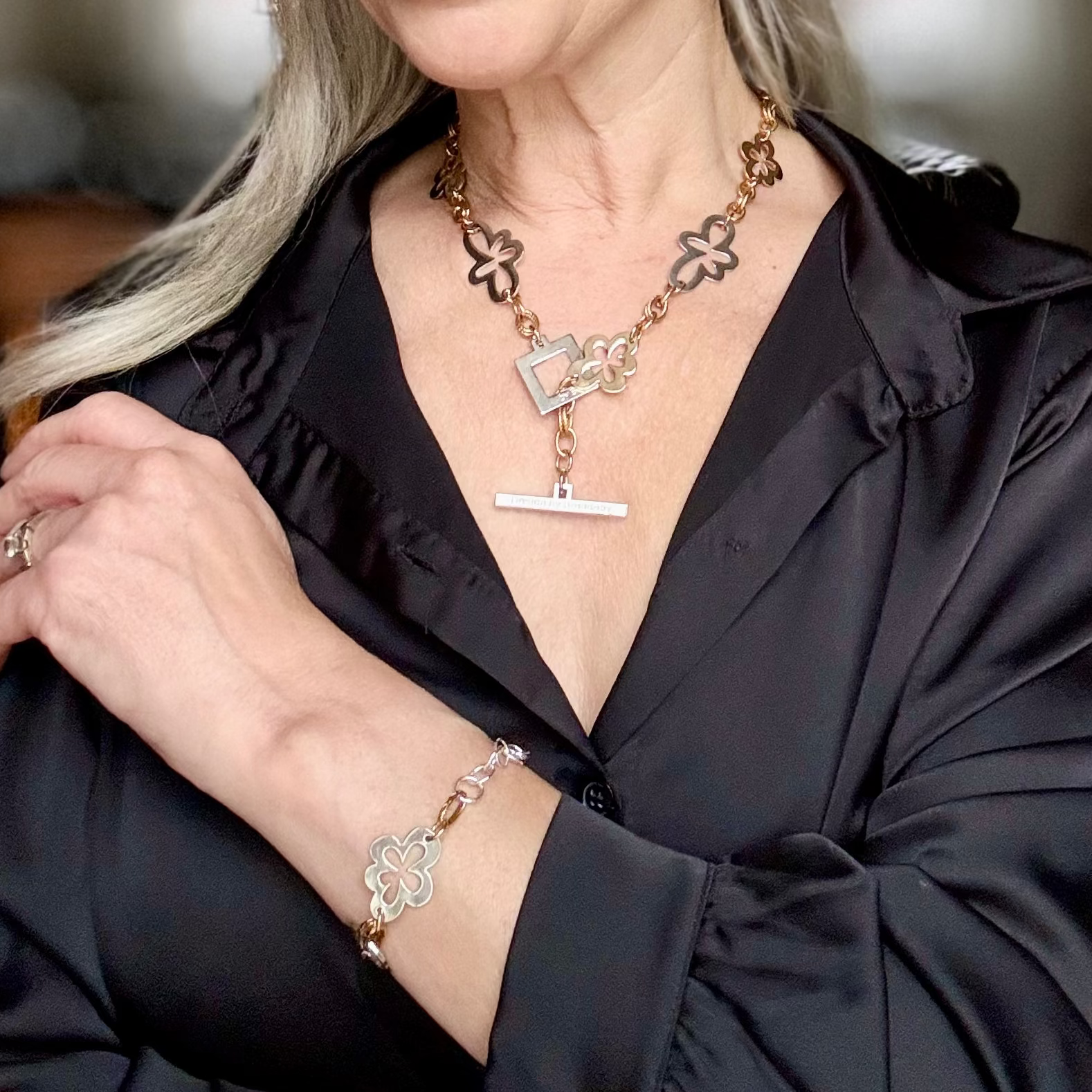 Lyxigt Miss Gold Flower Halsband med egendesignade blommor täckta med sterling silver och 18k guld. Kort halsband 53 cm. Handgjort i Sverige från Design by Brandeby.