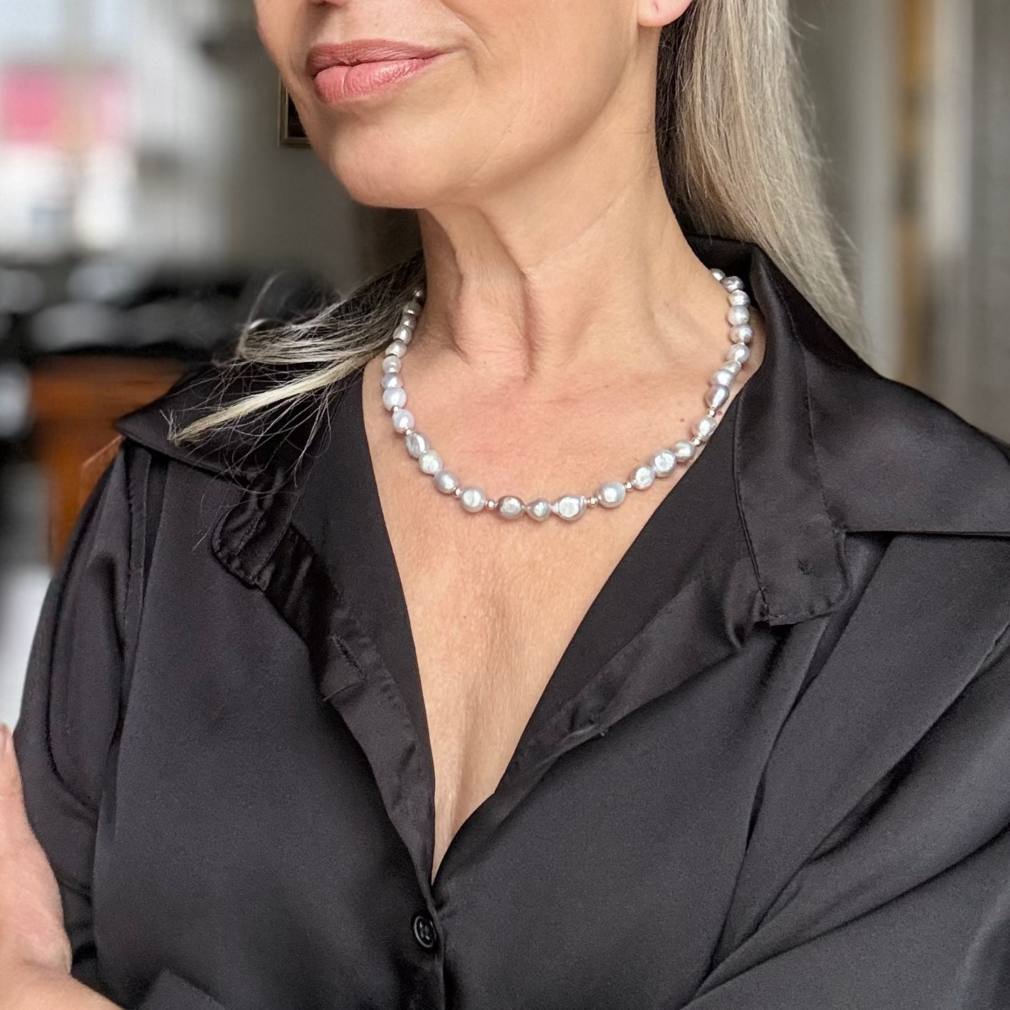 Purple Elegance Halsband med ljuslila sötvattenspärlor och äkta sterling silver. Hjärtformat lås. Kort halsband 50 cm. Handgjort i Sverige från Design by Brandeby.