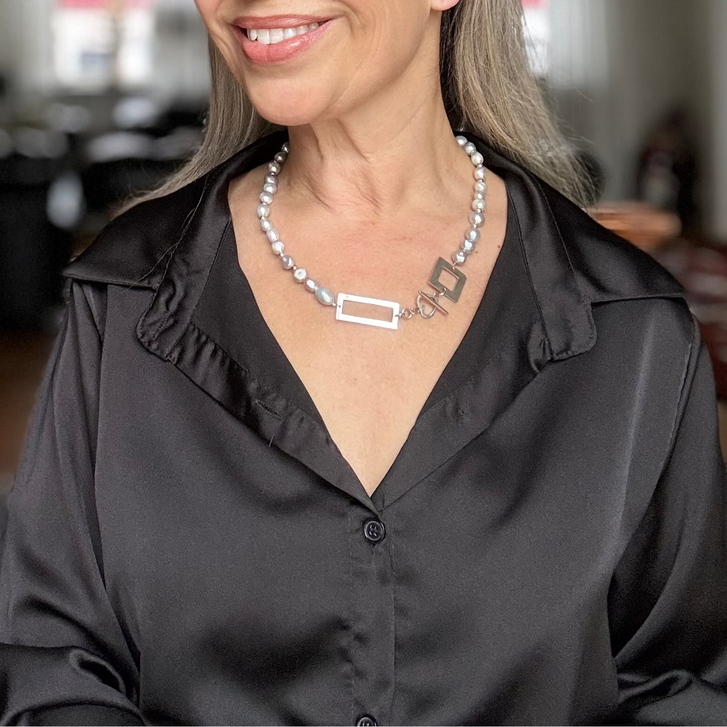 Purple Elegance Halsband med ljuslila sötvattenspärlor och äkta sterling silver. Hjärtformat lås. Kort halsband 50 cm. Handgjort i Sverige från Design by Brandeby.