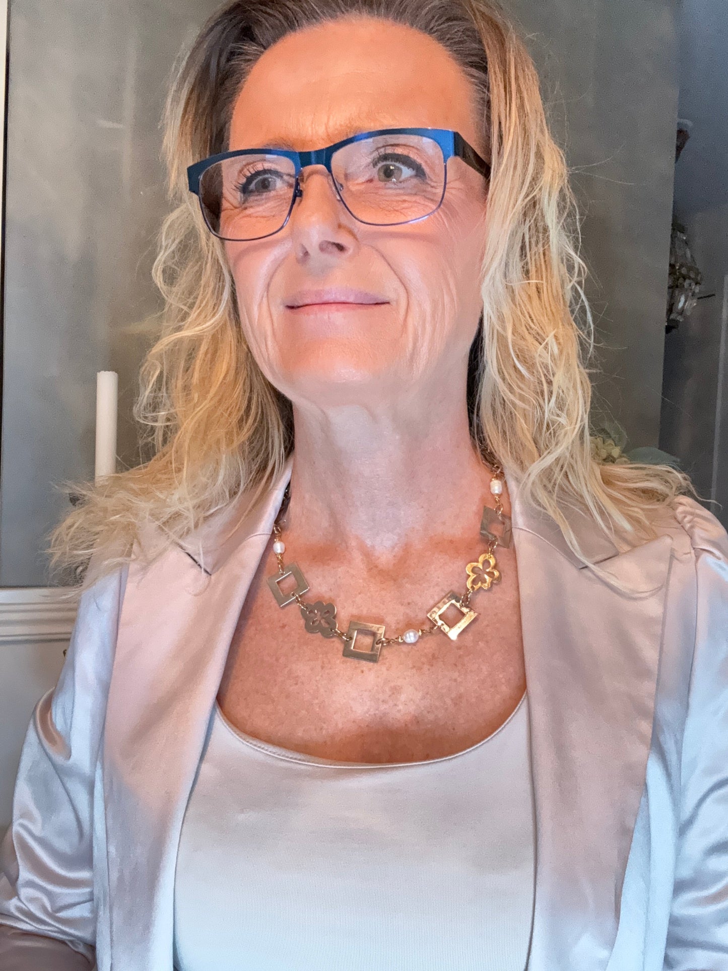 Gold Flower Halsband - Sötvattenspärlor med Blommor och 18k Guld - Design by Brandeby egendesingade delar i form av fyrkanter och blommor