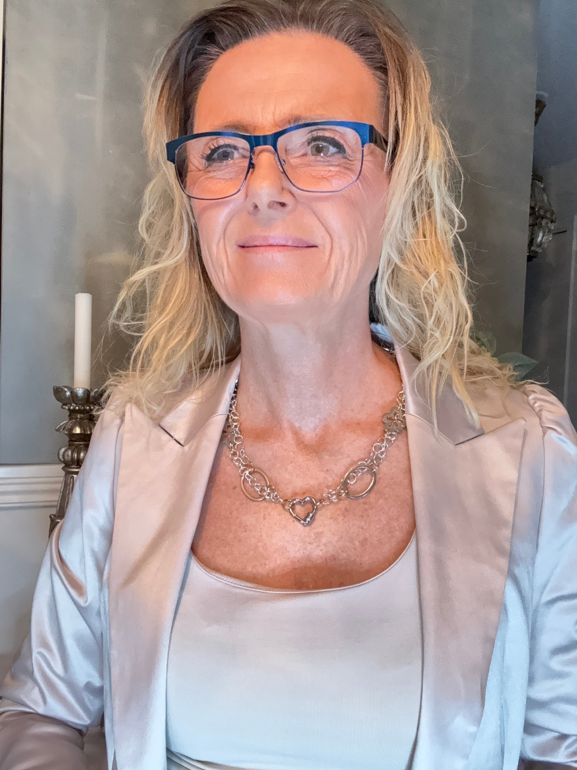 Long Silver Flower Halsband är ett vackert och flexibelt smycke med handgjorda blommor i silver och guld. Tillverkat i vår svenska ateljé med rostfria delar täckta med äkta sterling silver och guldiga ringar – ett smycke som passar både vardag och fest.