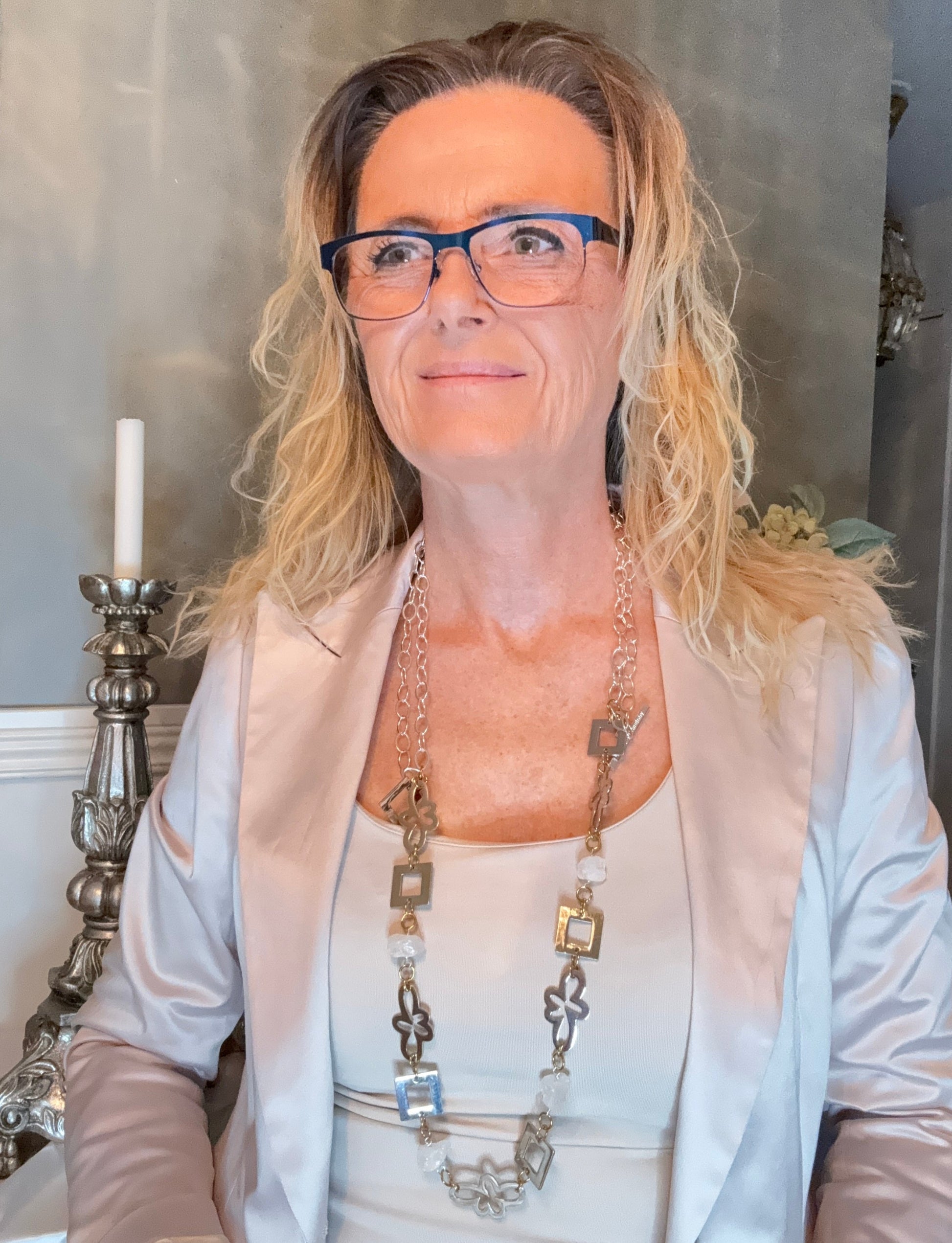 Exklusivt halsband med råa bergkristaller i tre rader. Rostfritt stål täckt med sterling silver. Flexibel design 50-96 cm. Handgjort i Sverige.