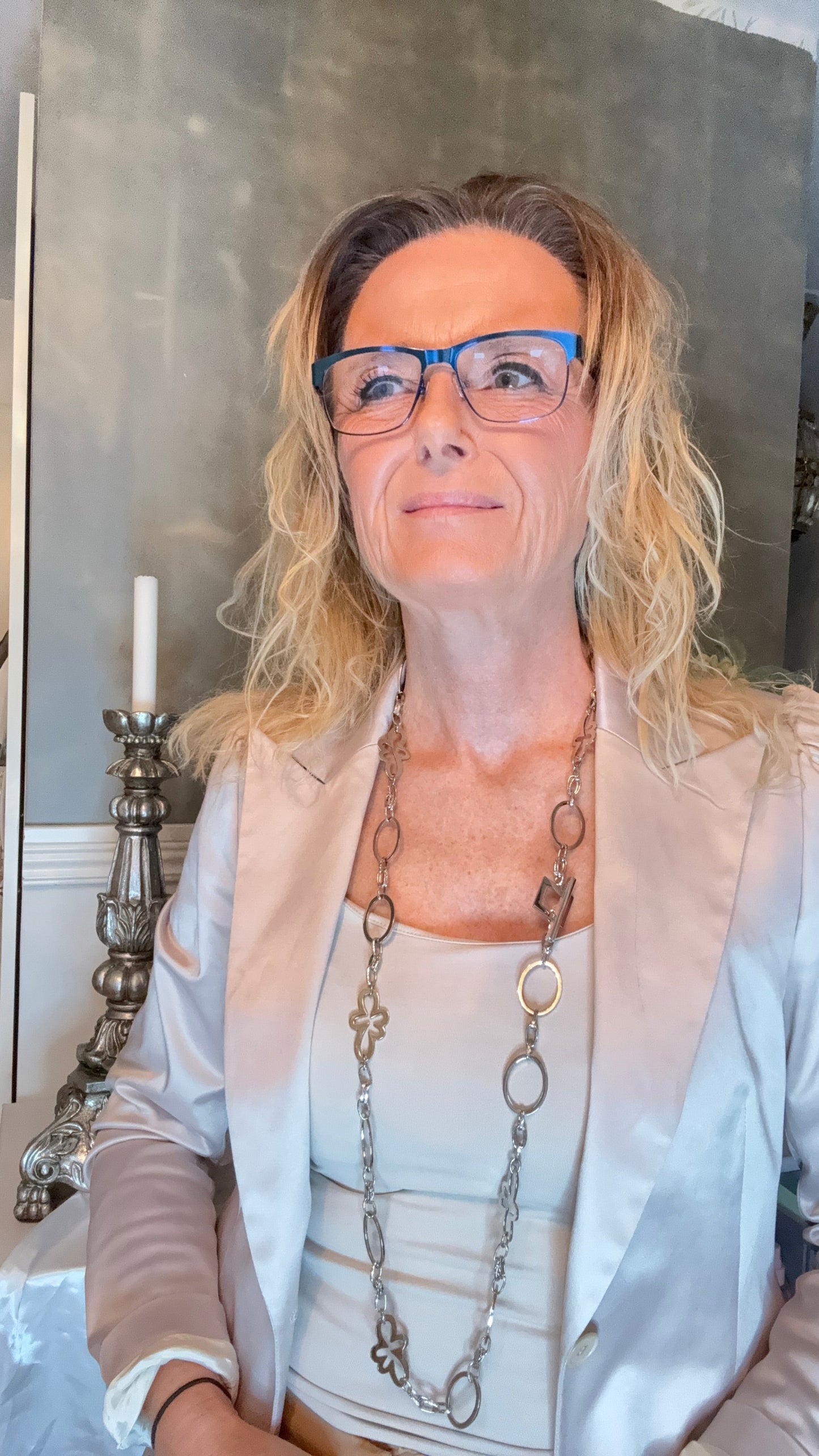 Exklusivt långt halsband i silver. Minimalistisk skandinavisk design handgjord i Sverige. Tidlös elegans med rostfritt stål och silverbeläggning.