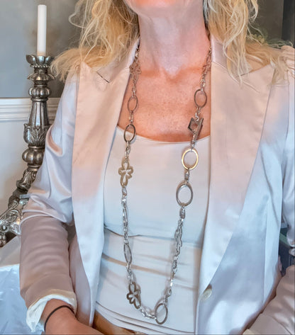 Exklusivt långt halsband i silver. Minimalistisk skandinavisk design handgjord i Sverige. Tidlös elegans med rostfritt stål och silverbeläggning.