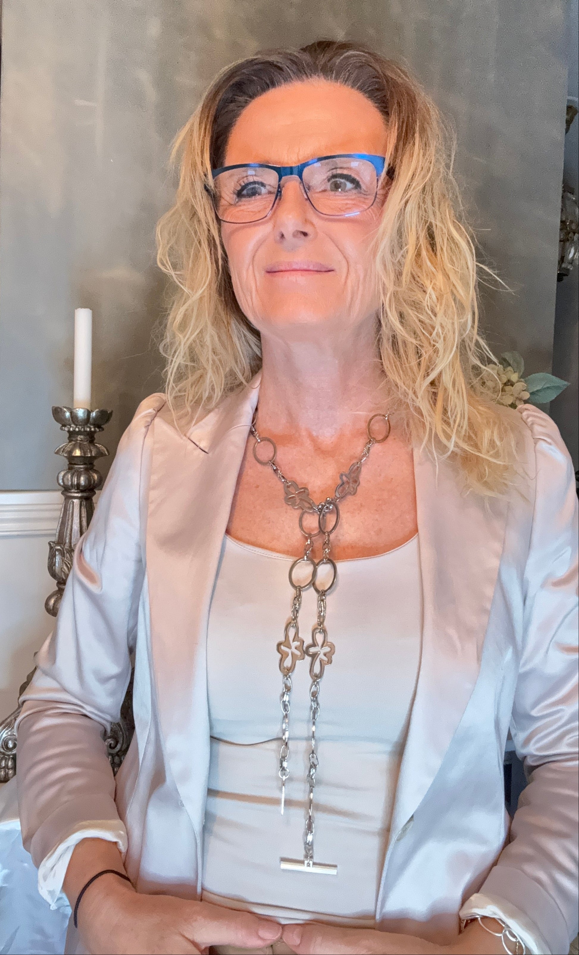 Exklusivt långt halsband i silver. Minimalistisk skandinavisk design handgjord i Sverige. Tidlös elegans med rostfritt stål och silverbeläggning.