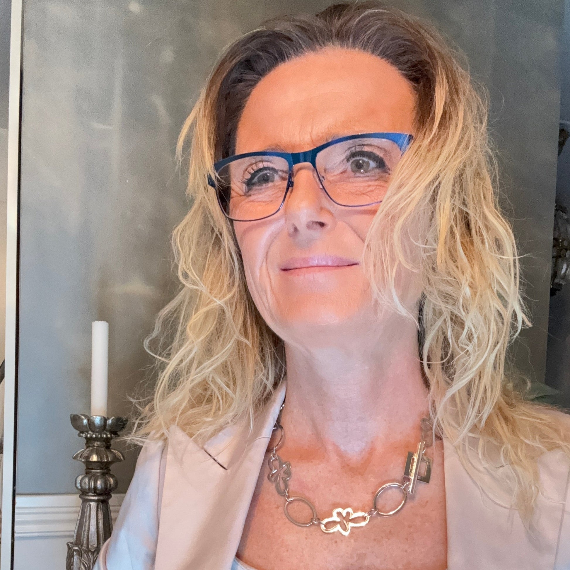 Elegant Silver Bloom Halsband med egendesignade blommor och cirklar täckta med sterling silver. Kort halsband 50 cm. Handgjort i Sverige från Design by Brandeby.