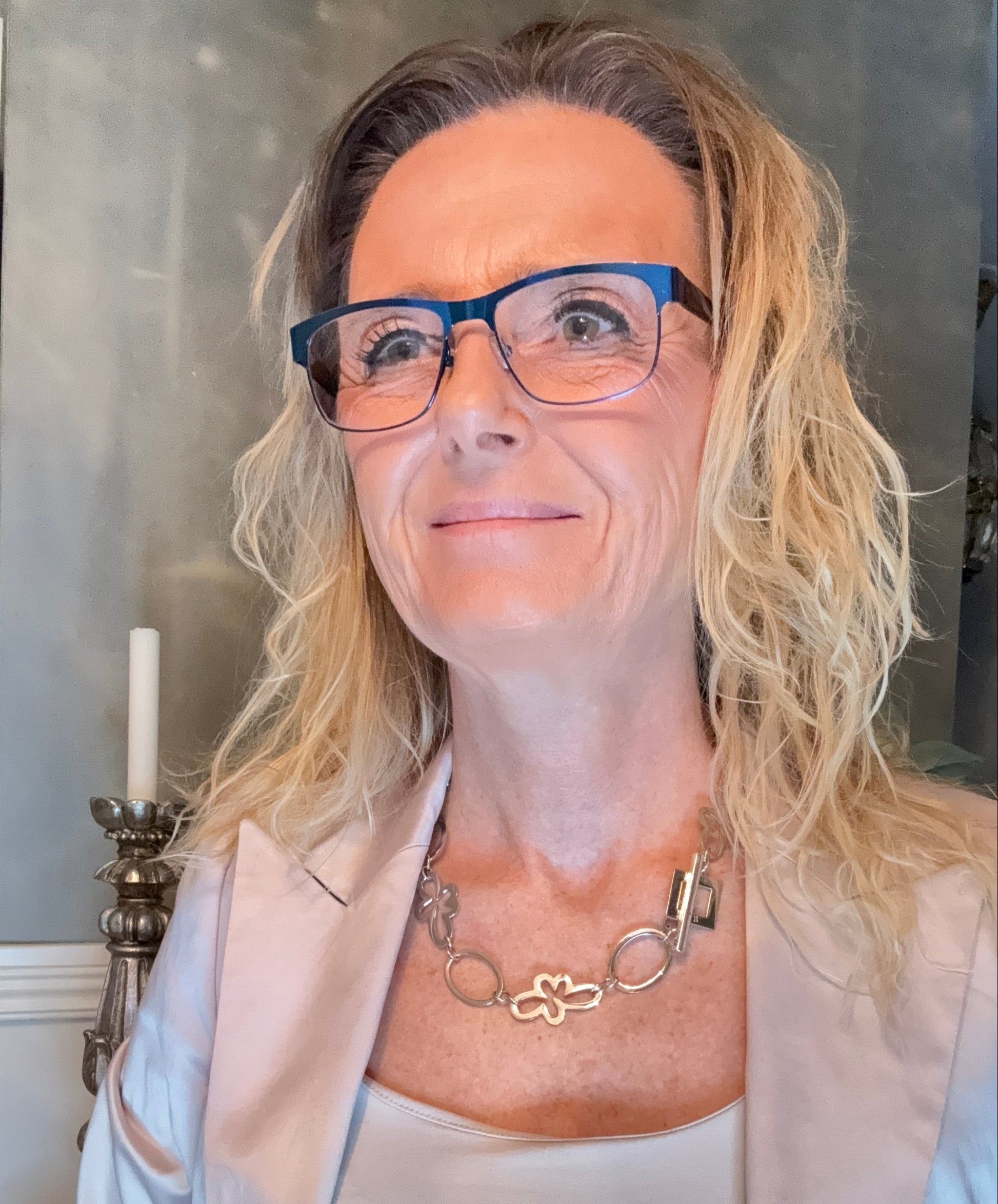 Elegant Silver Bloom Halsband med egendesignade blommor och cirklar täckta med sterling silver. Kort halsband 50 cm. Handgjort i Sverige från Design by Brandeby.