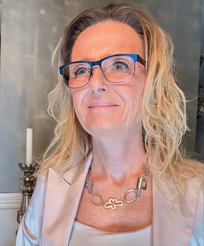 Elegant Silver Bloom Halsband med egendesignade blommor och cirklar täckta med sterling silver. Kort halsband 50 cm. Handgjort i Sverige från Design by Brandeby.