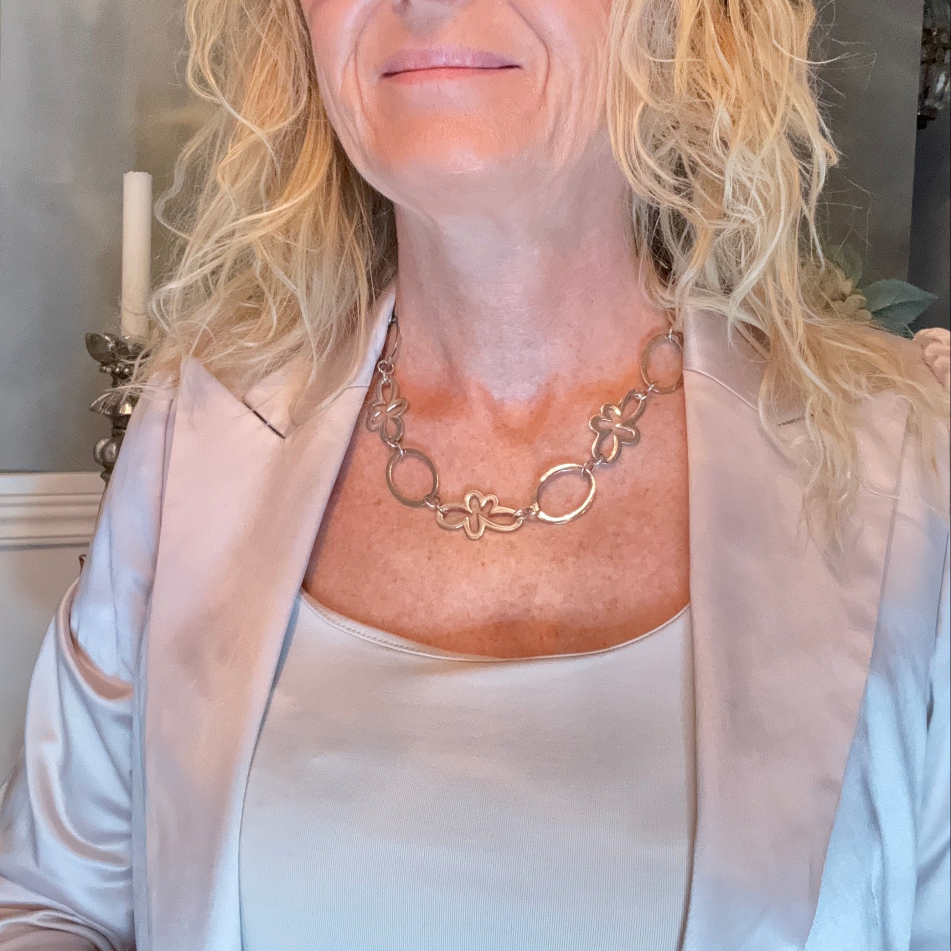 Elegant Silver Bloom Halsband med egendesignade blommor och cirklar täckta med sterling silver. Kort halsband 50 cm. Handgjort i Sverige från Design by Brandeby.