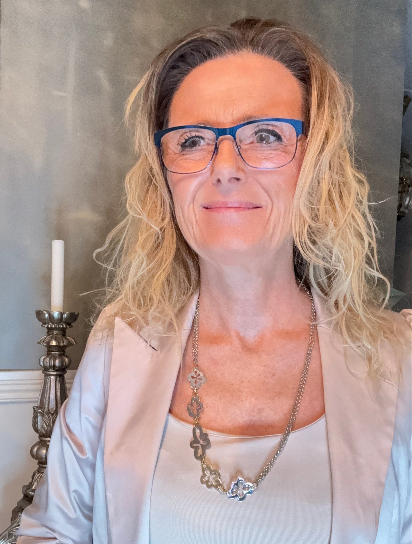 Flexibelt Dream Of Flower Halsband med egendesignade blommor i sterling silver och 18k guldringar. Bär kort 50 cm eller långt 66 cm. Handgjort i Sverige från Design by Brandeby.