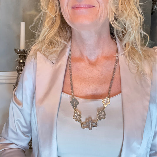 Flexibelt Dream Of Flower Halsband med egendesignade blommor i sterling silver och 18k guldringar. Bär kort 50 cm eller långt 66 cm. Handgjort i Sverige från Design by Brandeby.