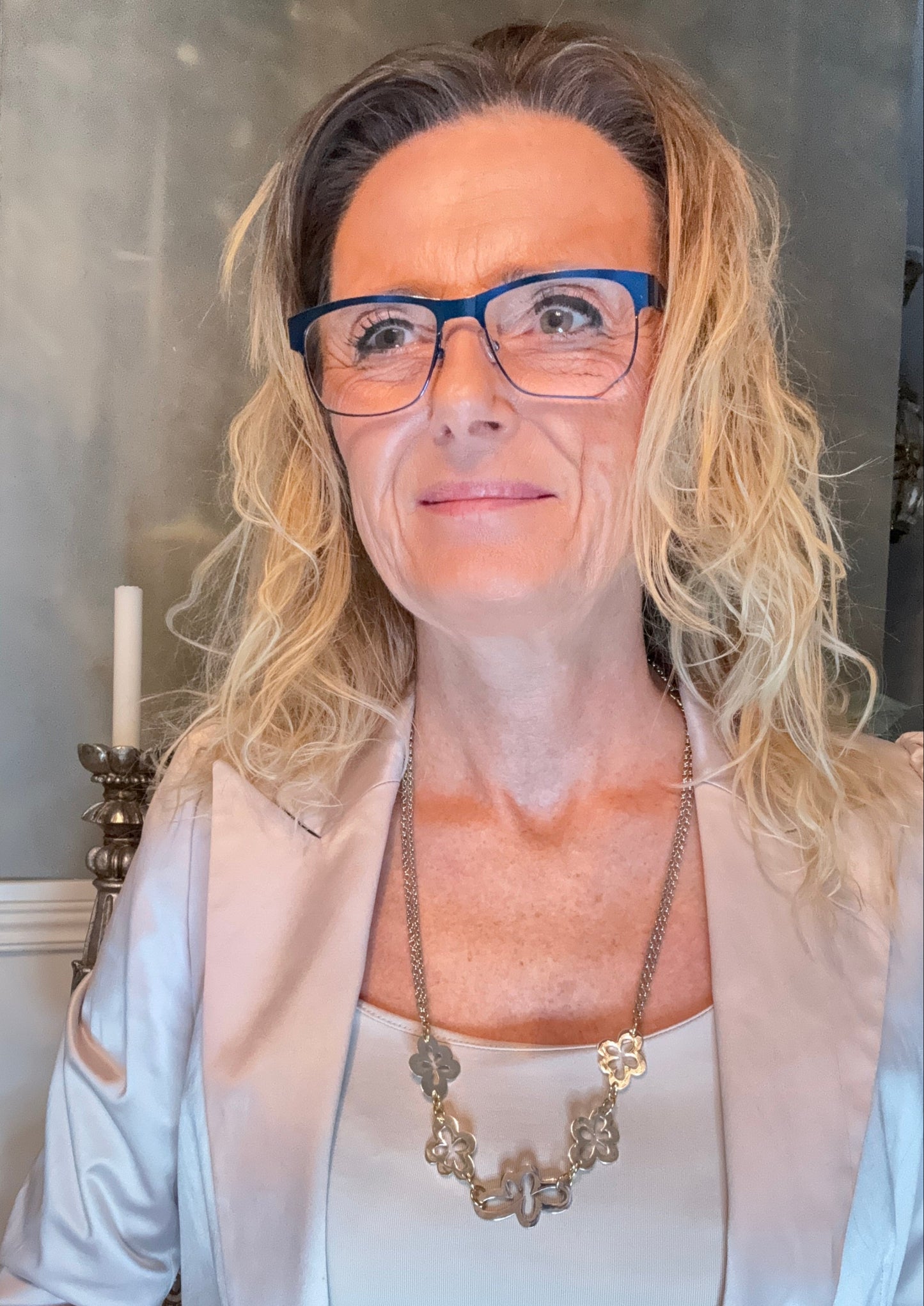 Flexibelt Dream Of Flower Halsband med egendesignade blommor i sterling silver och 18k guldringar. Bär kort 50 cm eller långt 66 cm. Handgjort i Sverige från Design by Brandeby.