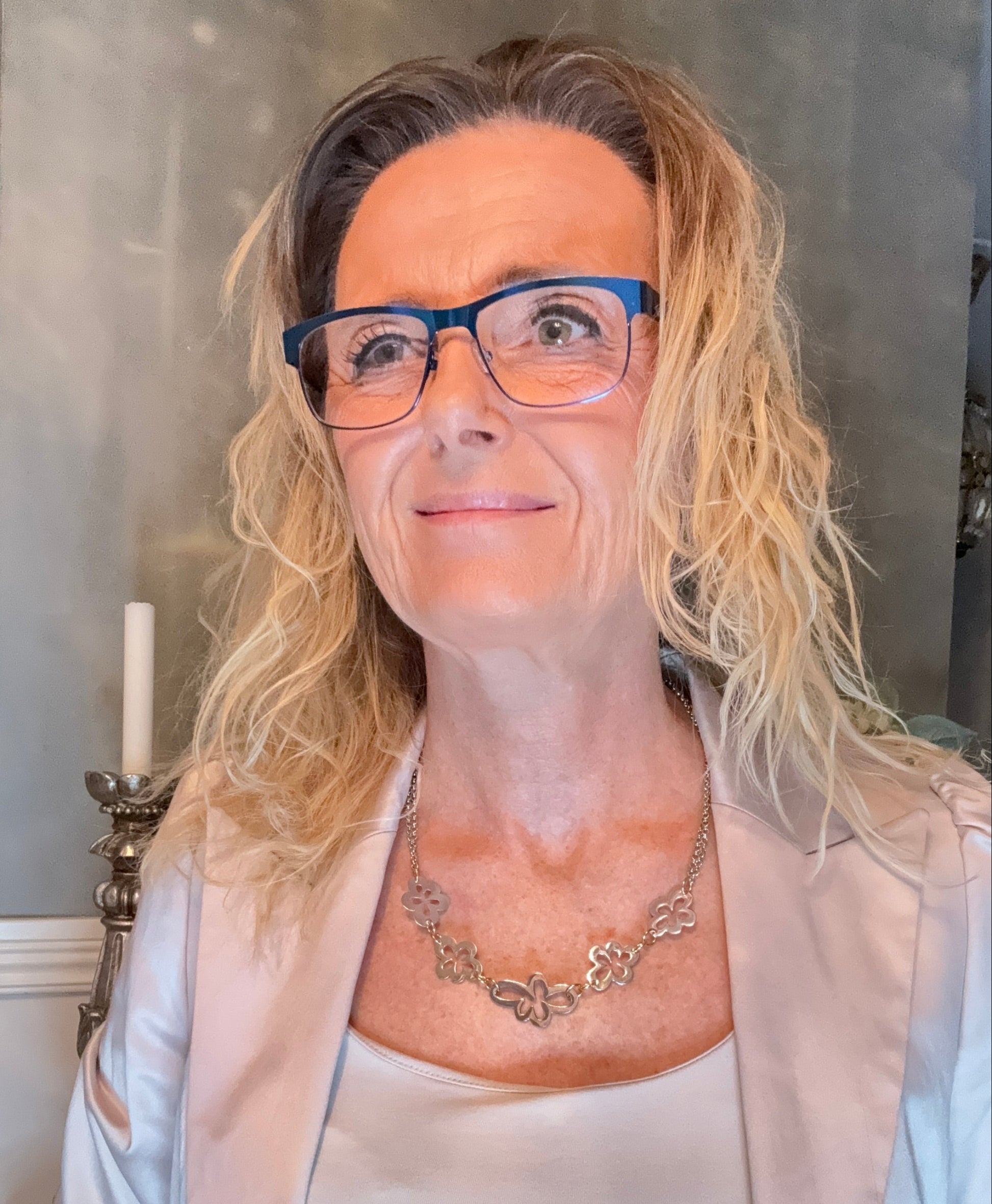 Flexibelt Dream Of Flower Halsband med egendesignade blommor i sterling silver och 18k guldringar. Bär kort 50 cm eller långt 66 cm. Handgjort i Sverige från Design by Brandeby.