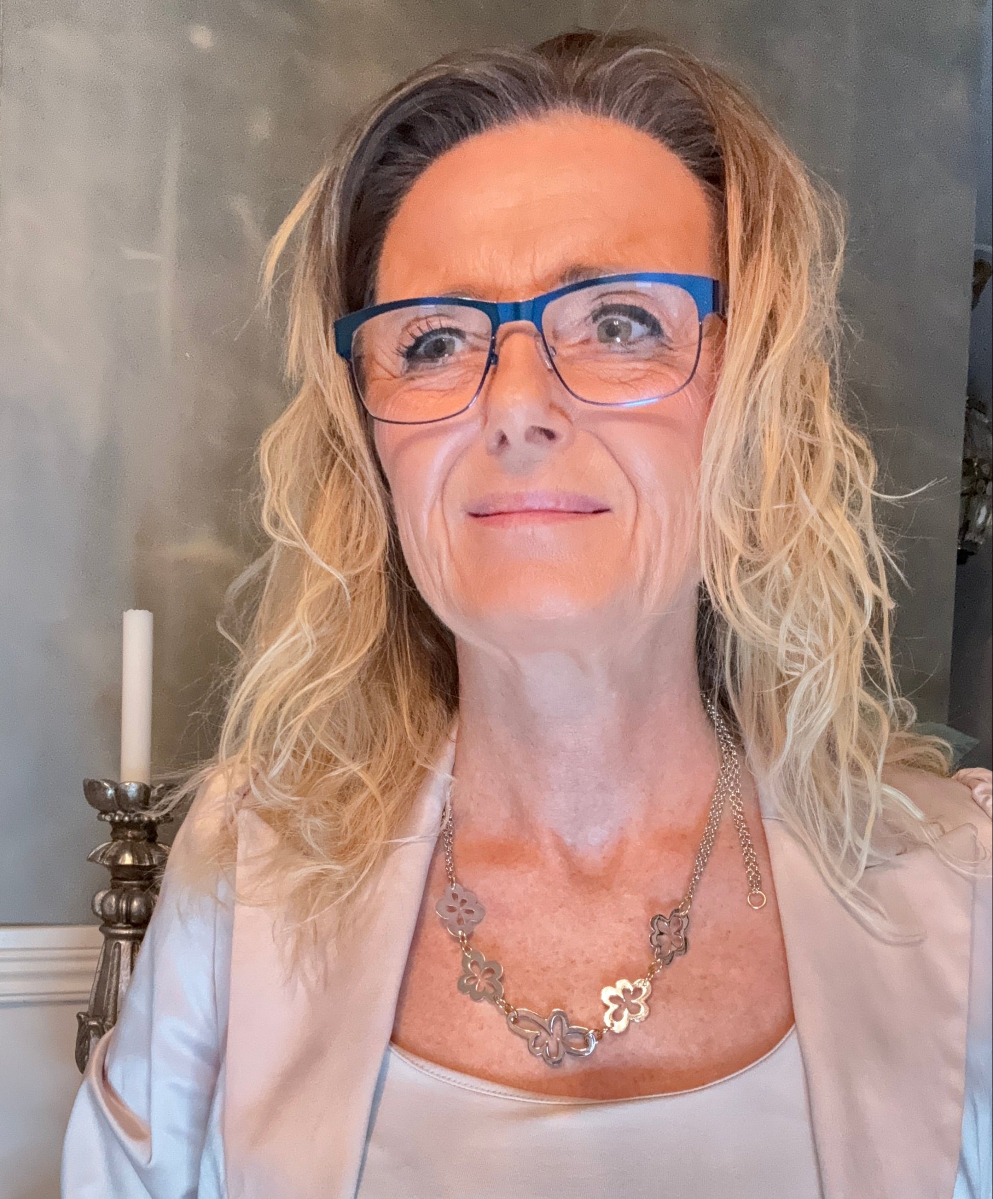 Flexibelt Dream Of Flower Halsband med egendesignade blommor i sterling silver och 18k guldringar. Bär kort 50 cm eller långt 66 cm. Handgjort i Sverige från Design by Brandeby.