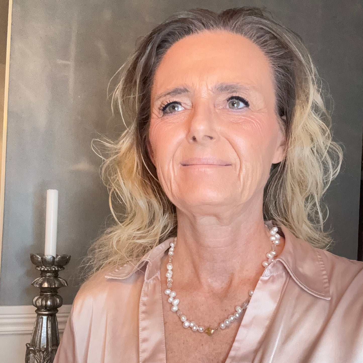 Elegant Elegance Gold Heart Halsband med vita sötvattenspärlor, slipade bergkristaller och guldpläterat magnethjärta. Kort halsband 50 cm. Unikt exemplar från Design by Brandeby.