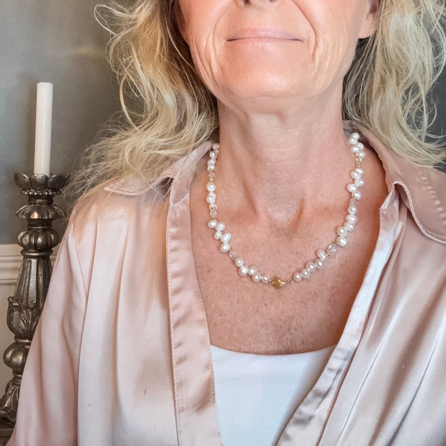 Elegant Elegance Gold Heart Halsband med vita sötvattenspärlor, slipade bergkristaller och guldpläterat magnethjärta. Kort halsband 50 cm. Unikt exemplar från Design by Brandeby.