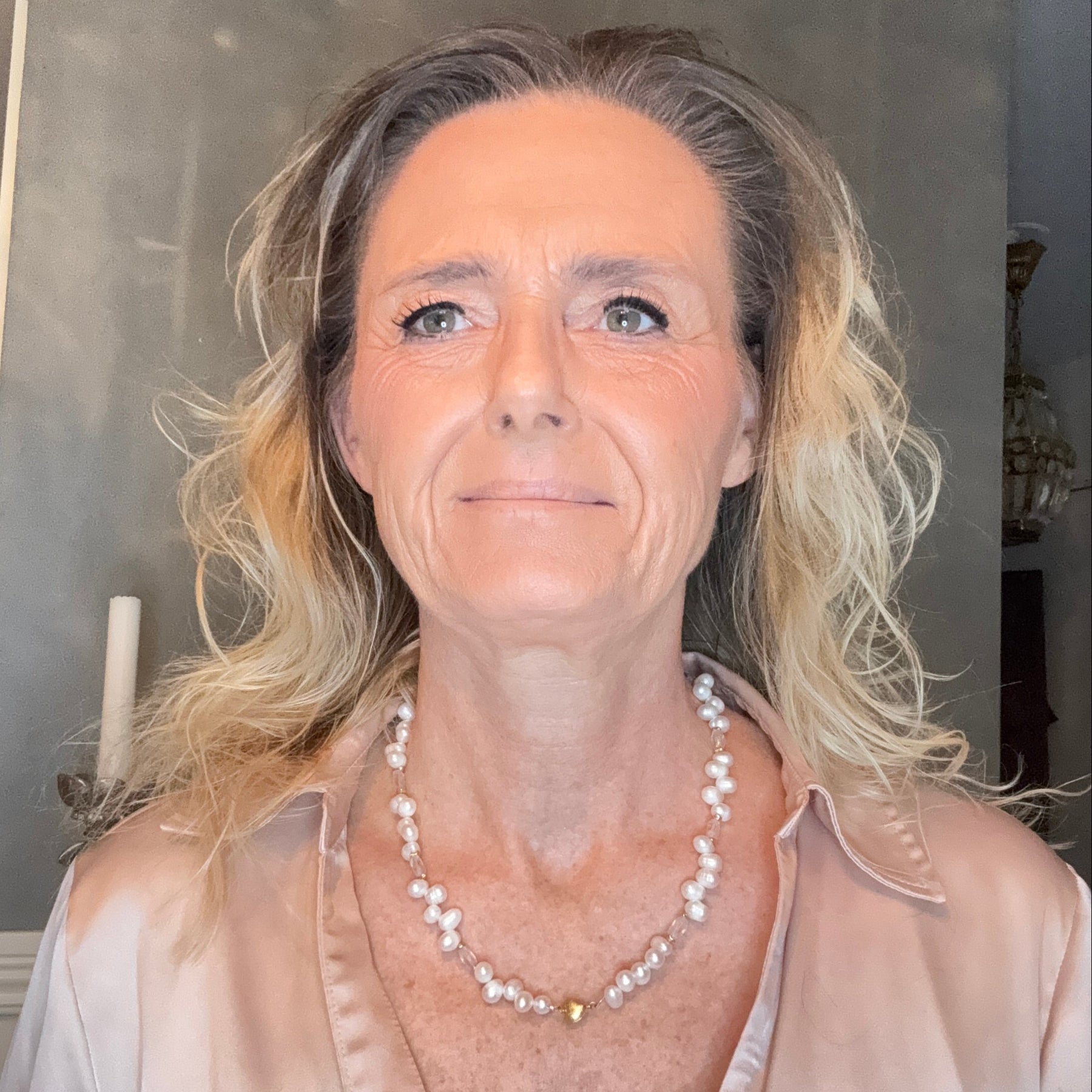 Elegant Elegance Gold Heart Halsband med vita sötvattenspärlor, slipade bergkristaller och guldpläterat magnethjärta. Kort halsband 50 cm. Unikt exemplar från Design by Brandeby.