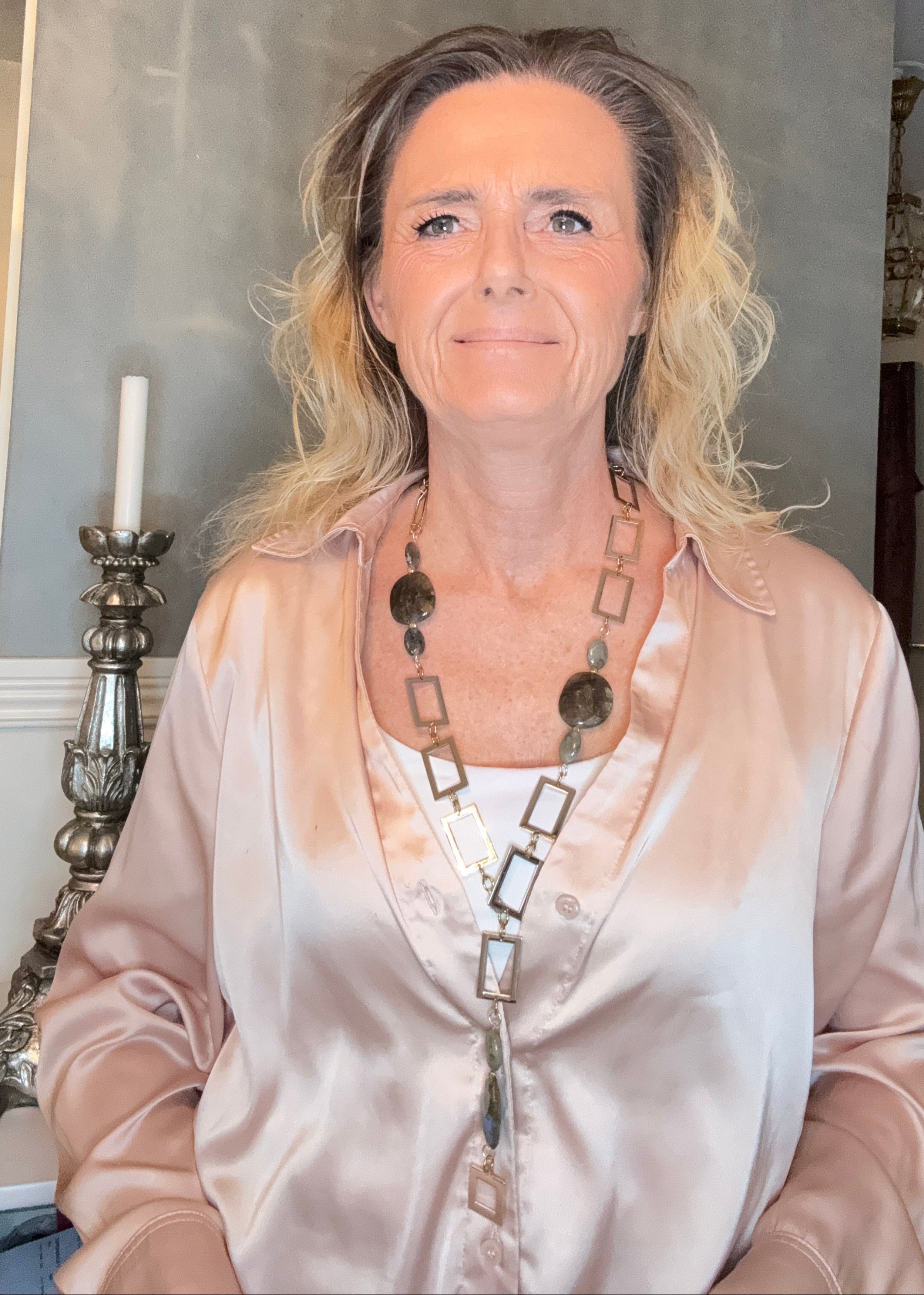 Handgjort Labradorit Statement Halsband med äkta labradorit, sterling silver och 18k guld. Långt flexibelt halsband 80 cm. Limited edition från The Essence Collection.