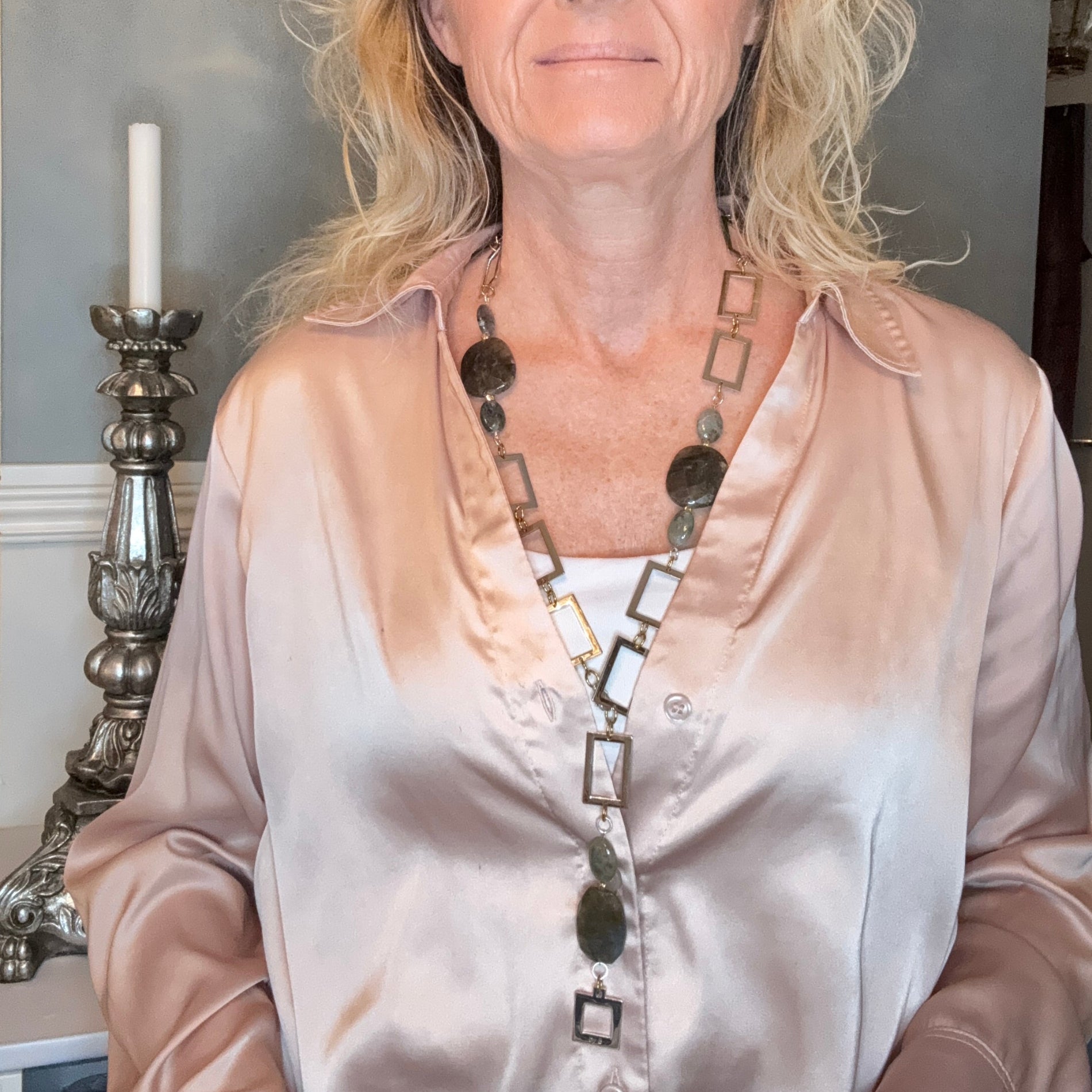 Handgjort Labradorit Statement Halsband med äkta labradorit, sterling silver och 18k guld. Långt flexibelt halsband 80 cm. Limited edition från The Essence Collection.