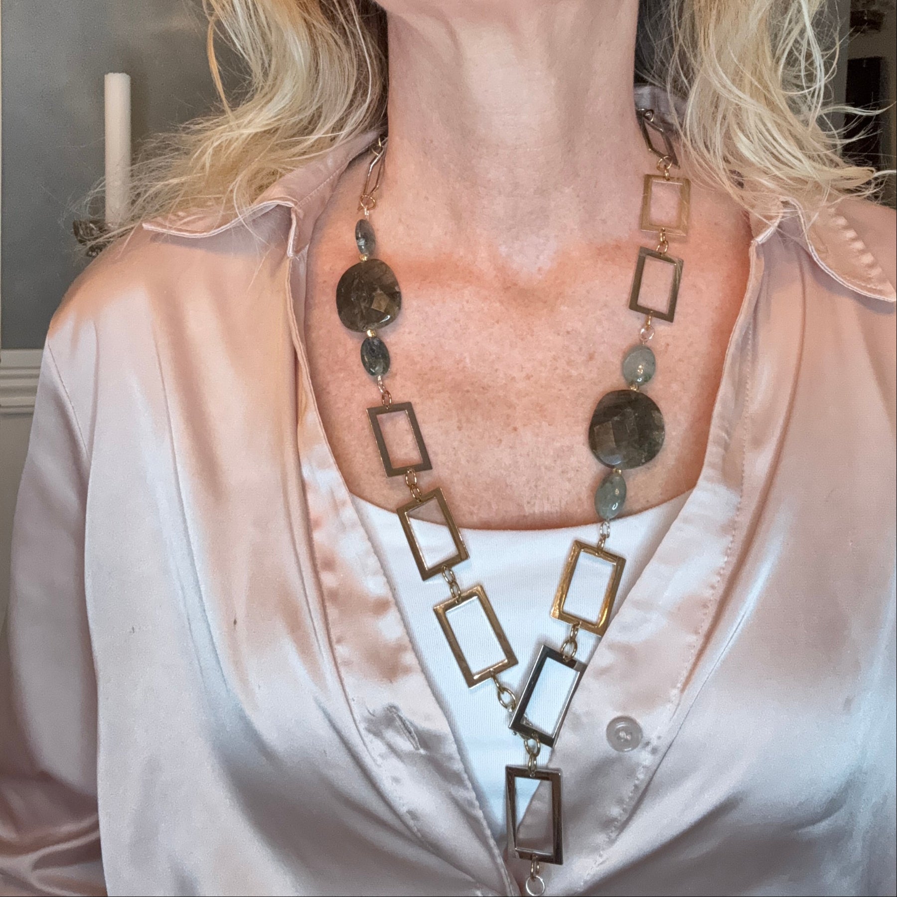 Handgjort Labradorit Statement Halsband med äkta labradorit, sterling silver och 18k guld. Långt flexibelt halsband 80 cm. Limited edition från The Essence Collection.