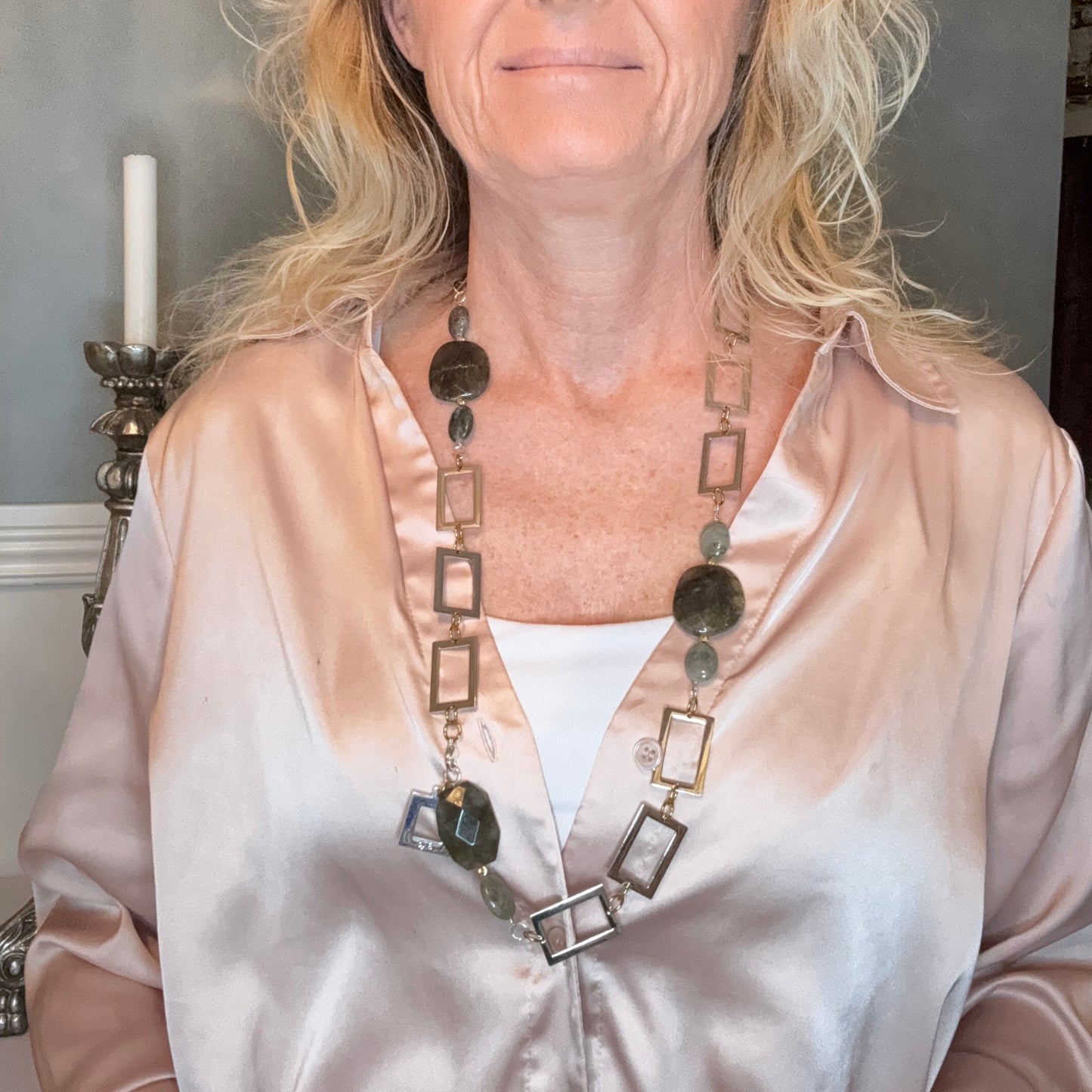 Handgjort Labradorit Statement Halsband med äkta labradorit, sterling silver och 18k guld. Långt flexibelt halsband 80 cm. Limited edition från The Essence Collection.