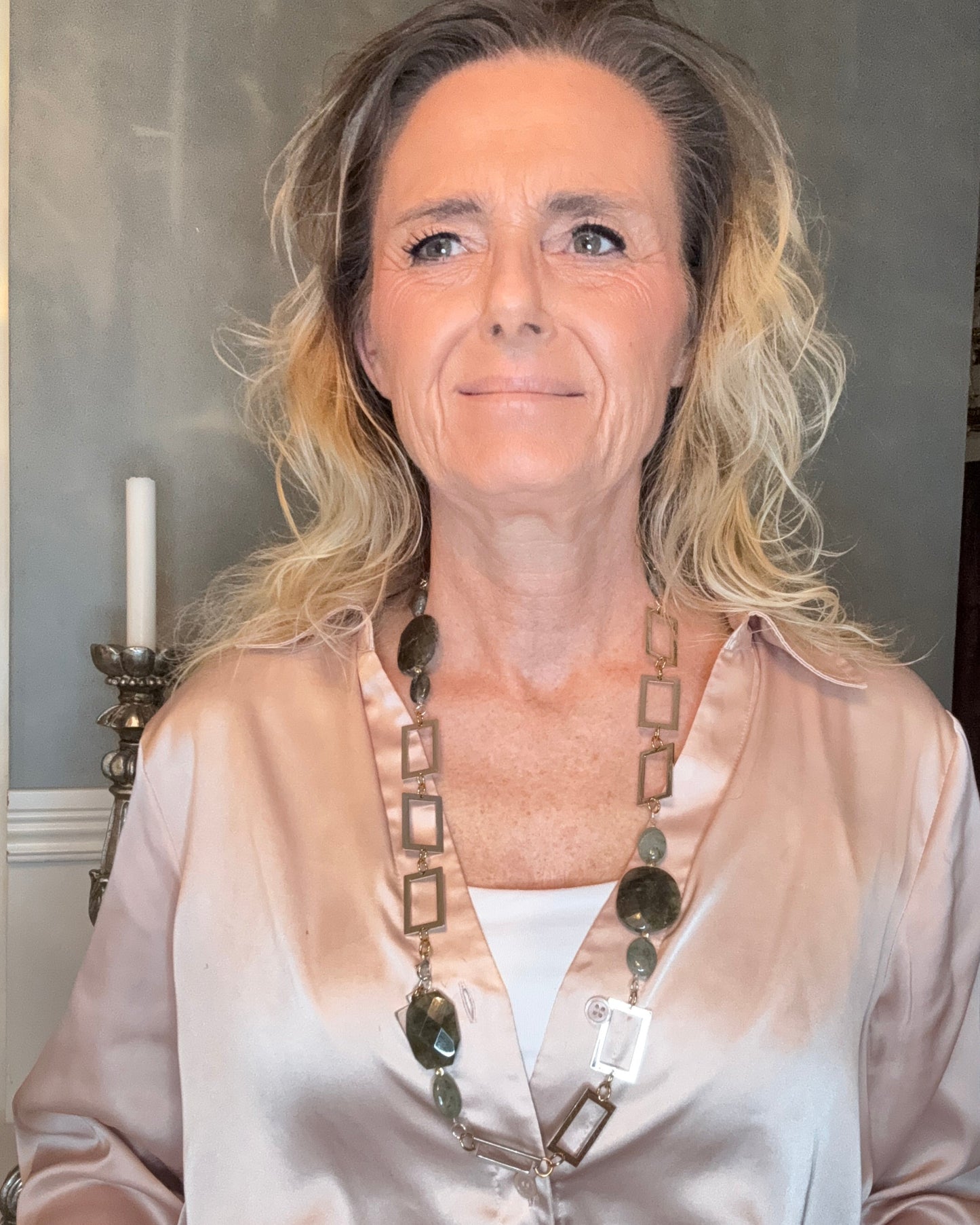 Handgjort Labradorit Statement Halsband med äkta labradorit, sterling silver och 18k guld. Långt flexibelt halsband 80 cm. Limited edition från The Essence Collection.