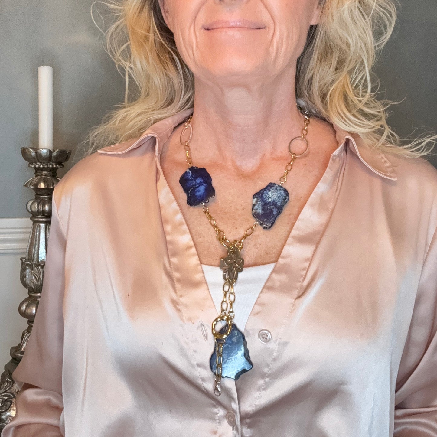 Exklusivt handgjort Royal Blue Halsband med blå imperial jasper, rostfria delar och sterling silver. Långt flexibelt halsband 80 cm från Bold Grace Collection. Limited edition.