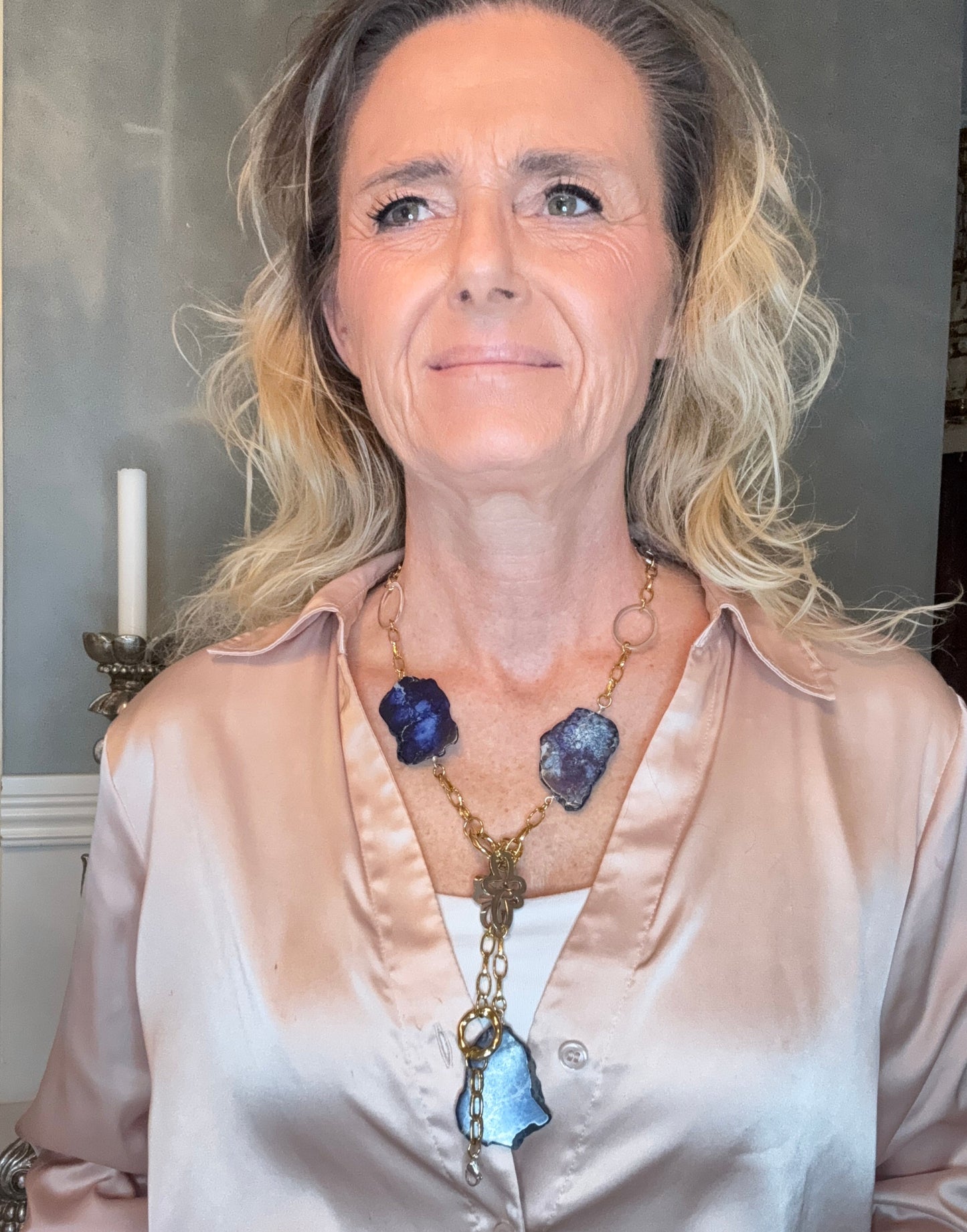 Exklusivt handgjort Royal Blue Halsband med blå imperial jasper, rostfria delar och sterling silver. Långt flexibelt halsband 80 cm från Bold Grace Collection. Limited edition.