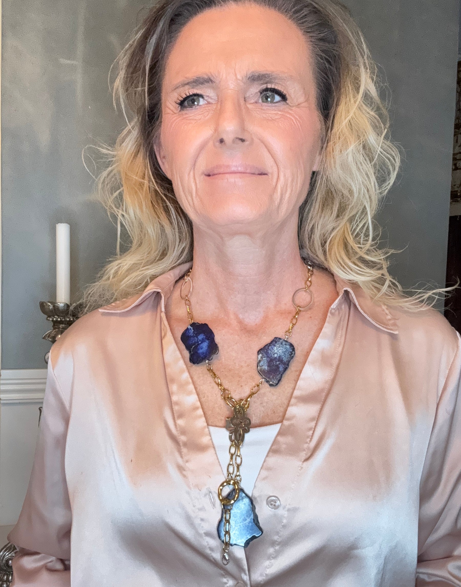 Exklusivt handgjort Royal Blue Halsband med blå imperial jasper, rostfria delar och sterling silver. Långt flexibelt halsband 80 cm från Bold Grace Collection. Limited edition.