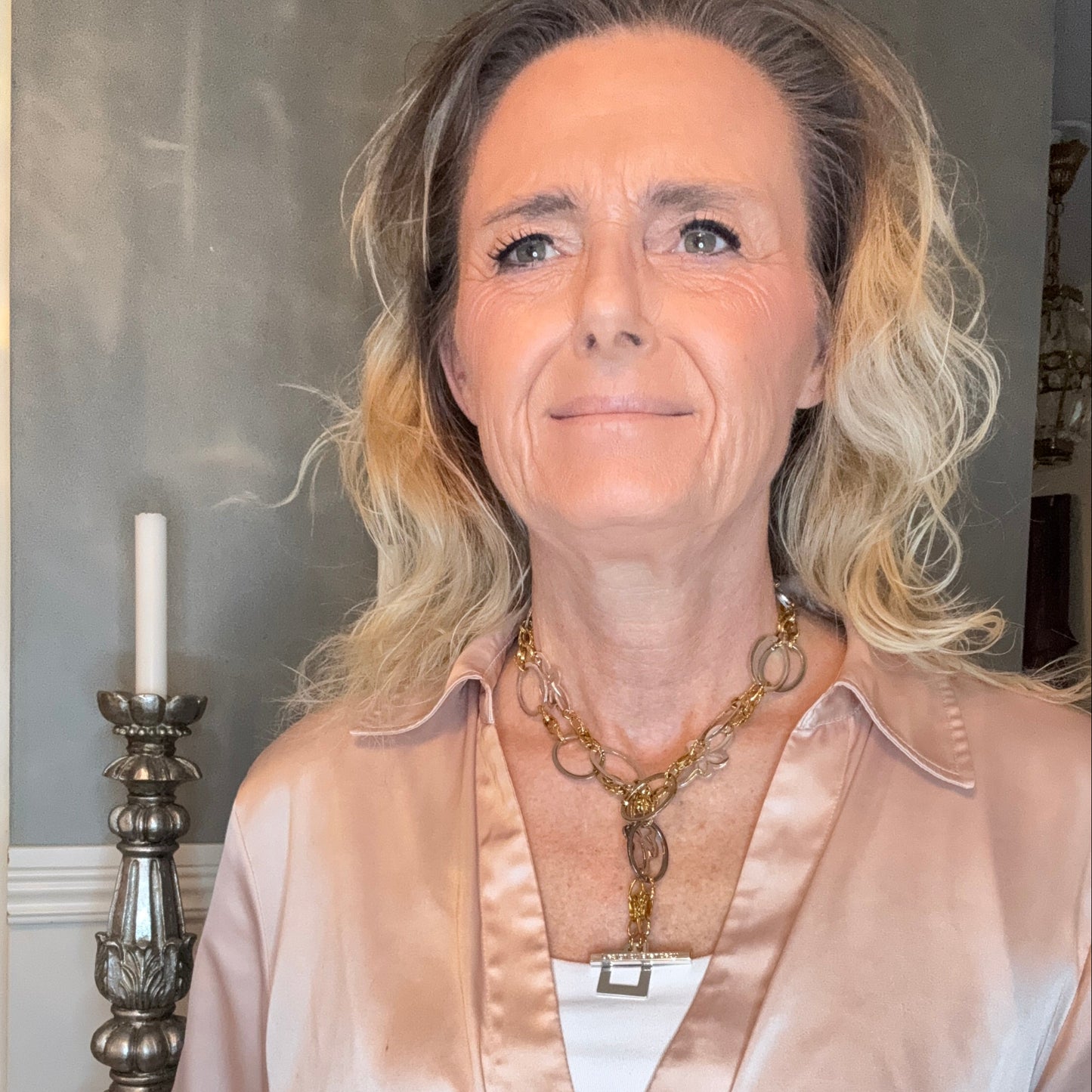 Handgjort Exclusive Gold Silver Halsband med dubbla guldringar och sterling silver blommor. Extra långt flexibelt halsband 100 cm. Limited edition från The Essence Collection.