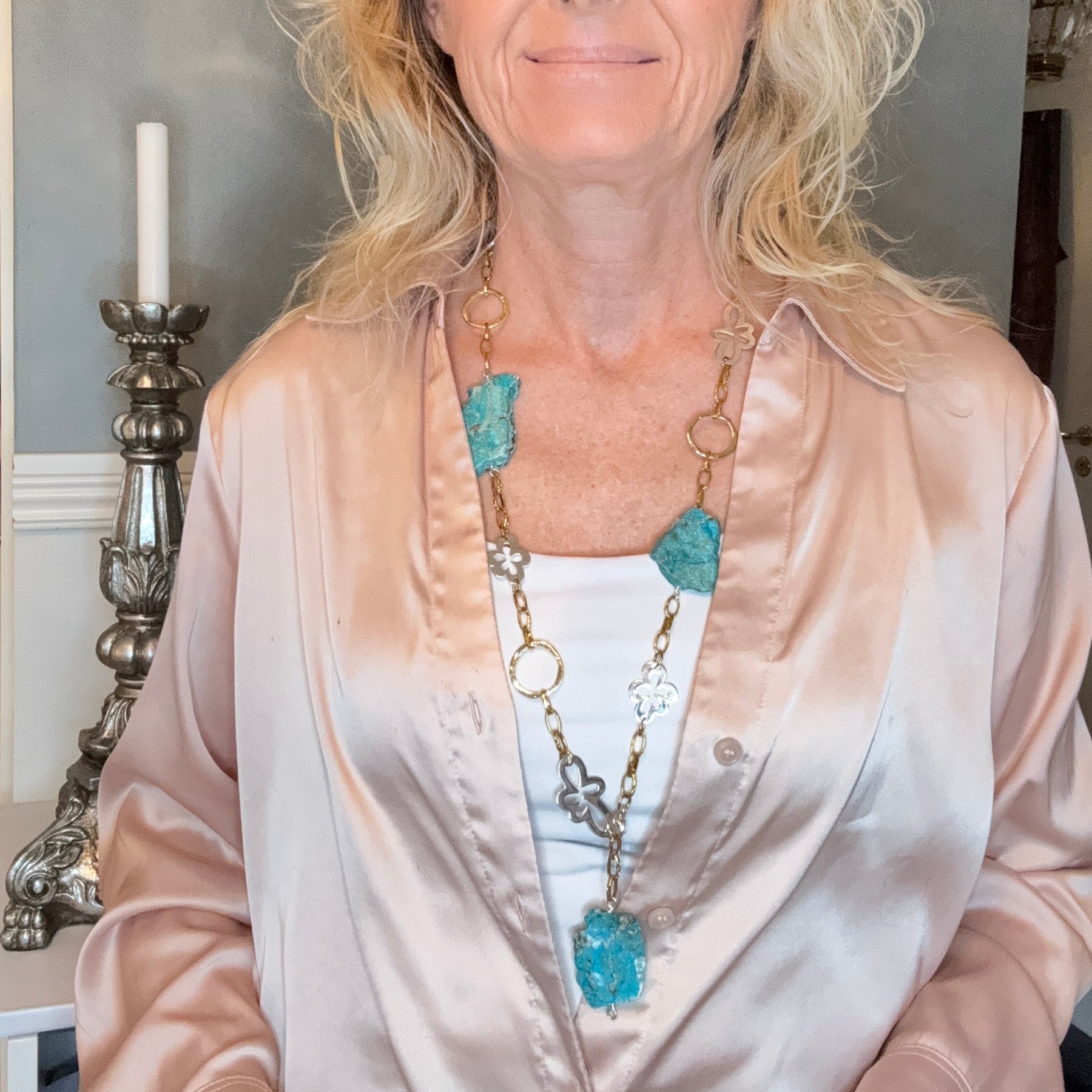 Handgjort Stockholm Grace Halsband med äkta imperial jasper, sterling silver blommor och 18k guld kedja. Långt flexibelt halsband 85 cm. Limited edition från The Essence Collection.