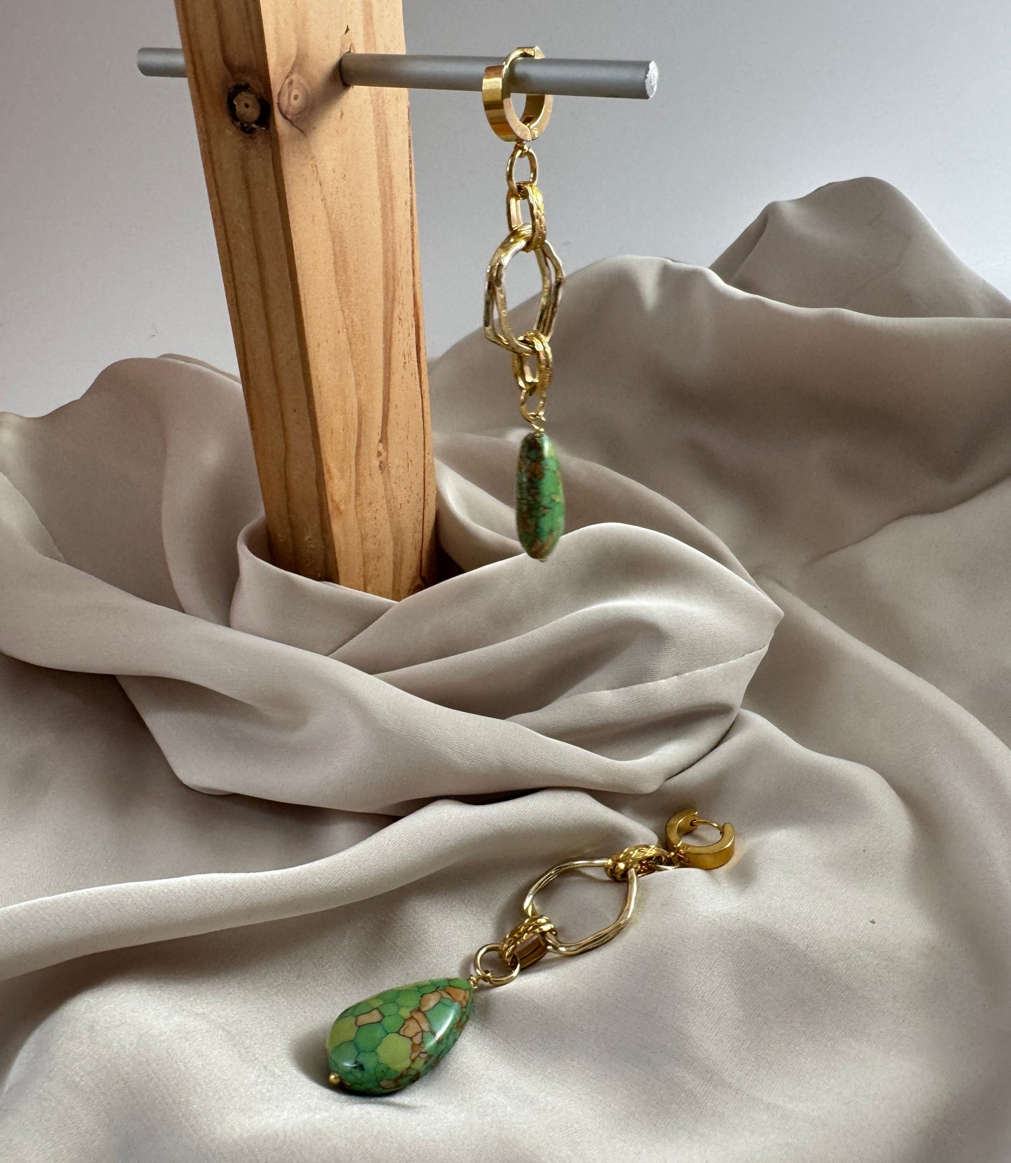 Green Turquoise Örhänge – Äkta Grön Turkos & 18k Guld | Design by Brandeby