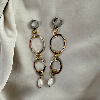 Love Circle Örhängen – Dubbla Ringar & Sötvattenpärla i 18k Guld | Design by Brandeby