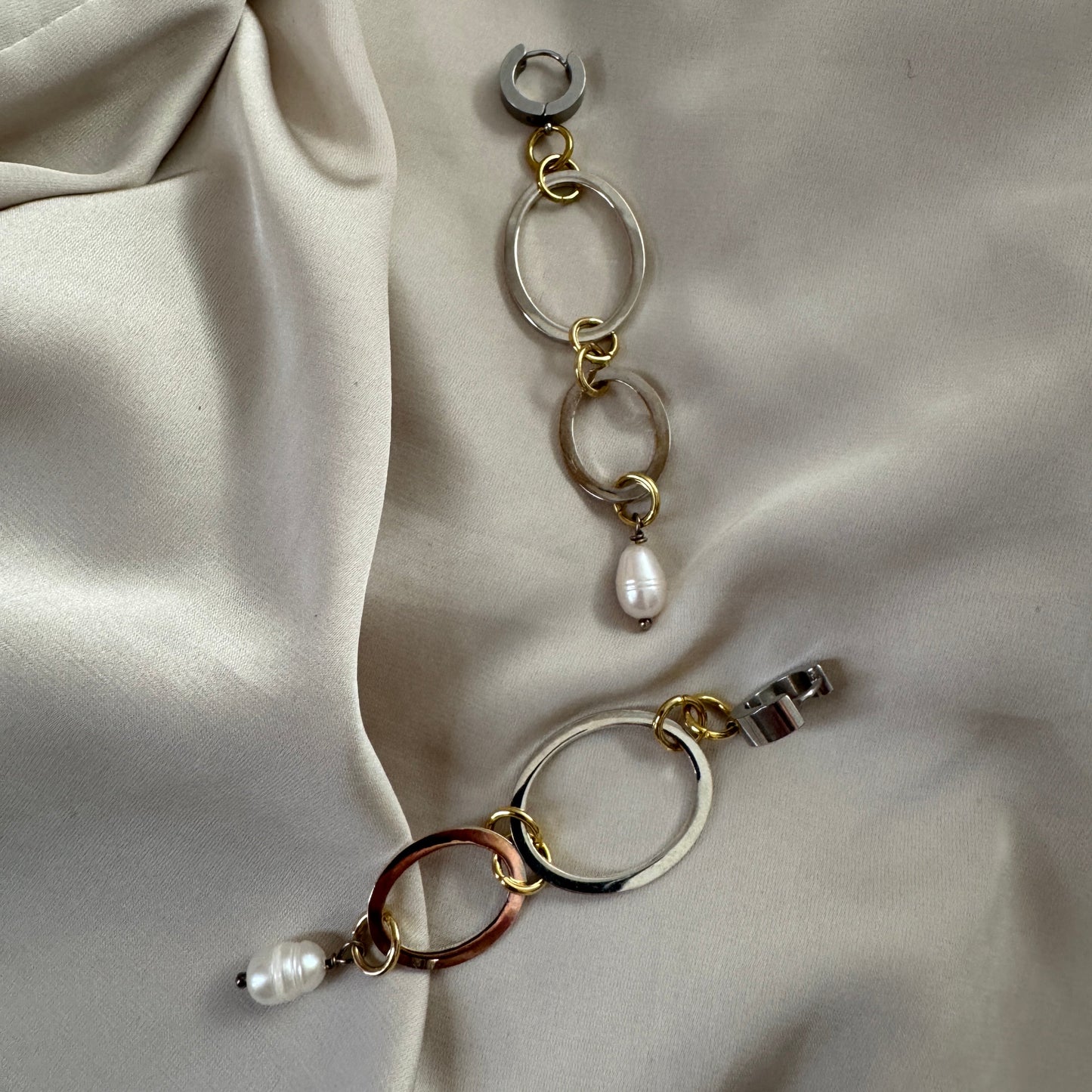 Love Circle Örhängen – Dubbla Ringar & Sötvattenpärla i 18k Guld | Design by Brandeby