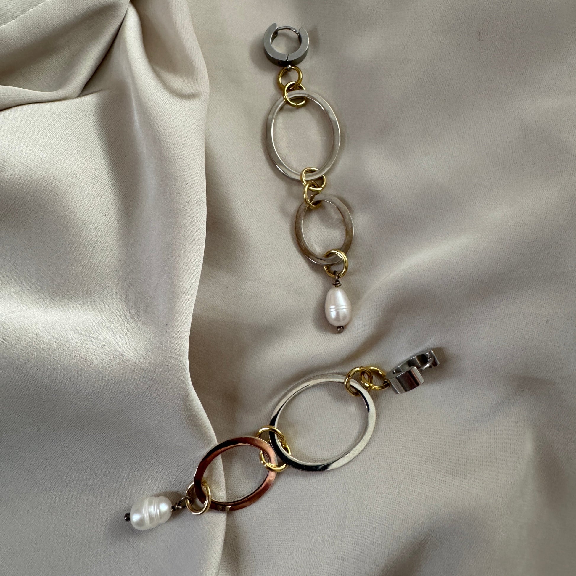 Love Circle Örhängen – Dubbla Ringar & Sötvattenpärla i 18k Guld | Design by Brandeby