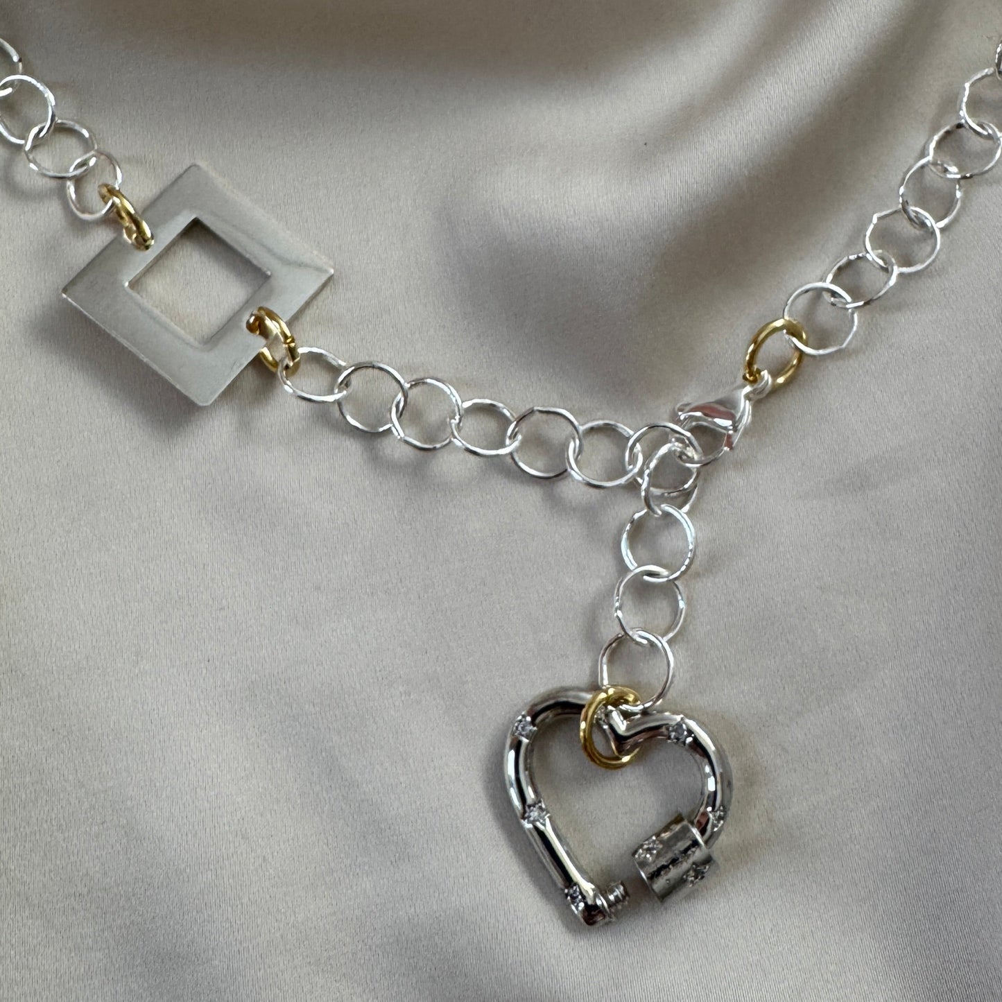 Square Gold Halsband - Fyrkanter med 18k Guld och Strass-hjärta - Design by Brandeby