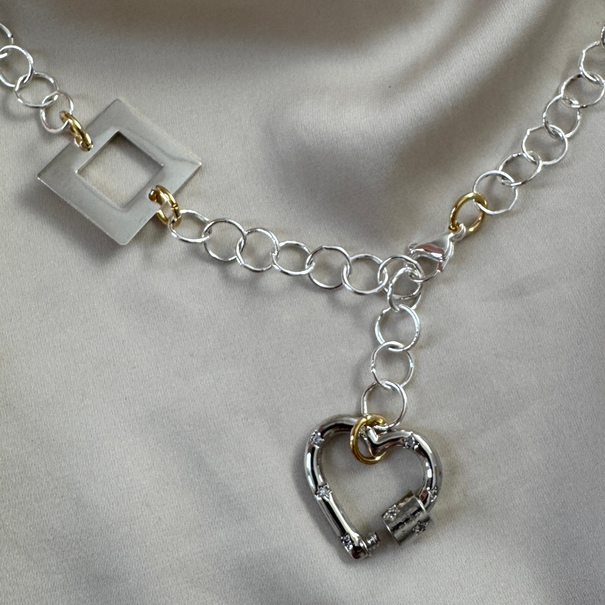 Square Gold Halsband - Fyrkanter med 18k Guld och Strass-hjärta - Design by Brandeby