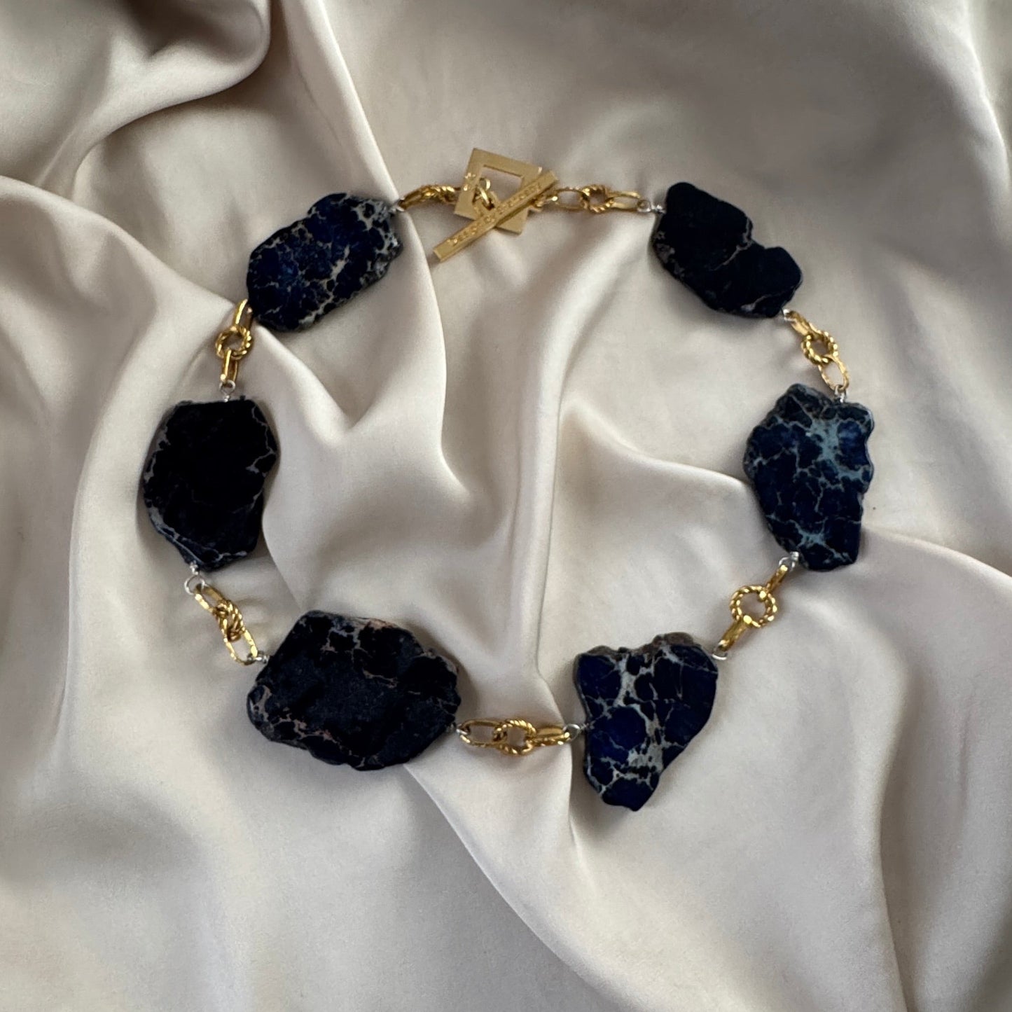 Halsband Blå Jaspis 18K Guldpläterat - Limited Edition -52cm - Blå Guld - design by brandeby