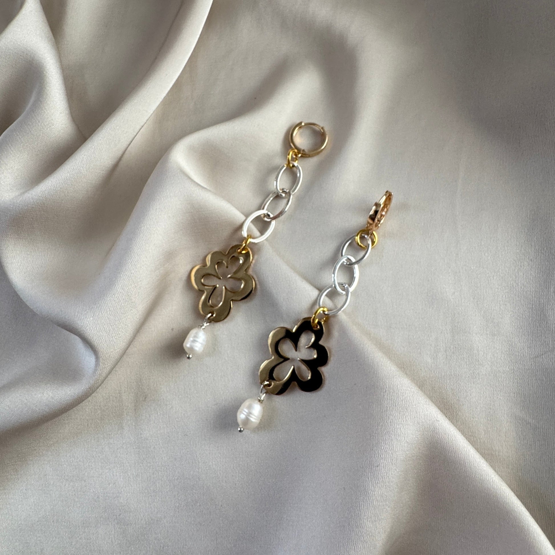 Gold Flower Örhängen – Handgjorda Guldörhängen i Svensk Design | Design by Brandeby