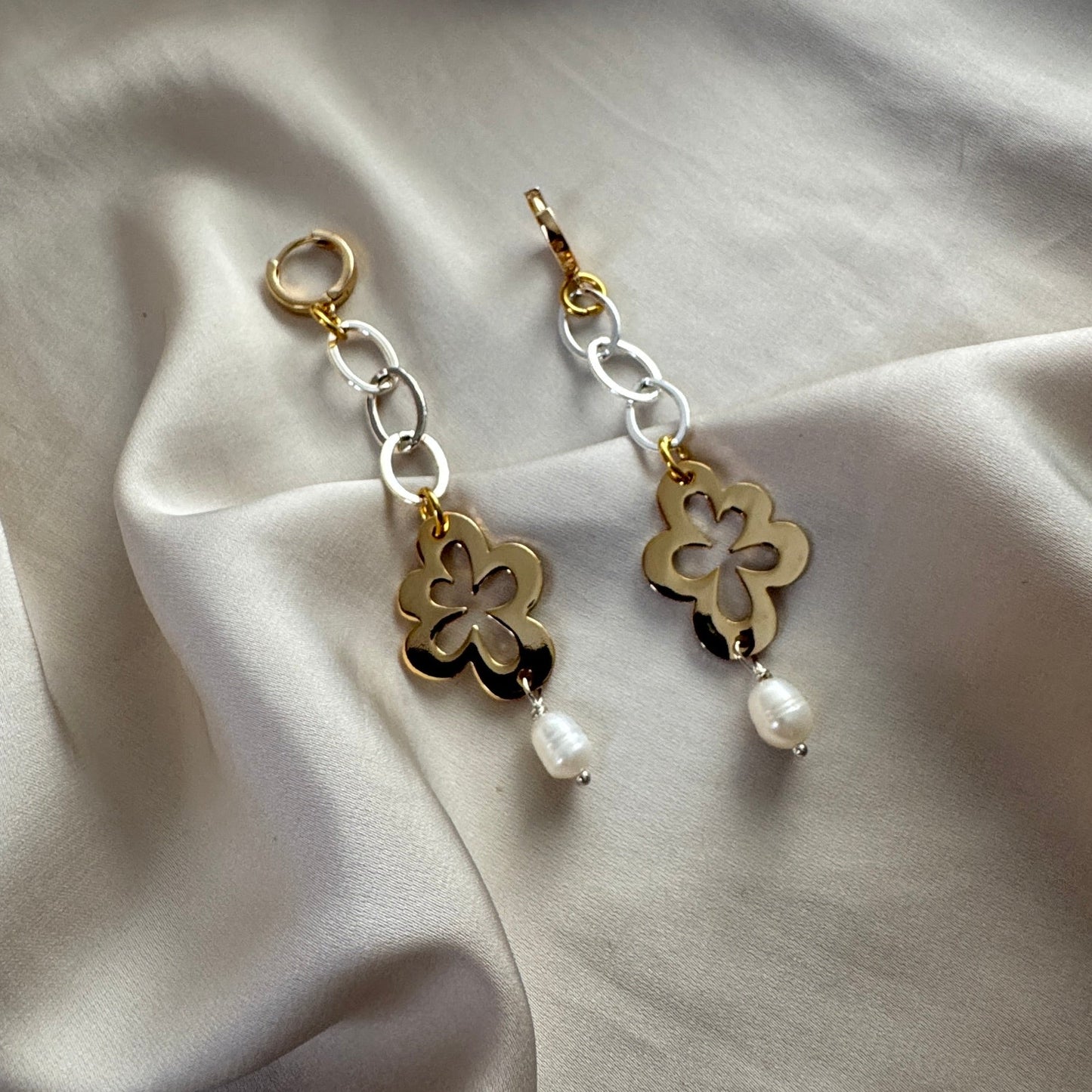 Gold Flower Örhängen – Handgjorda Guldörhängen i Svensk Design | Design by Brandeby