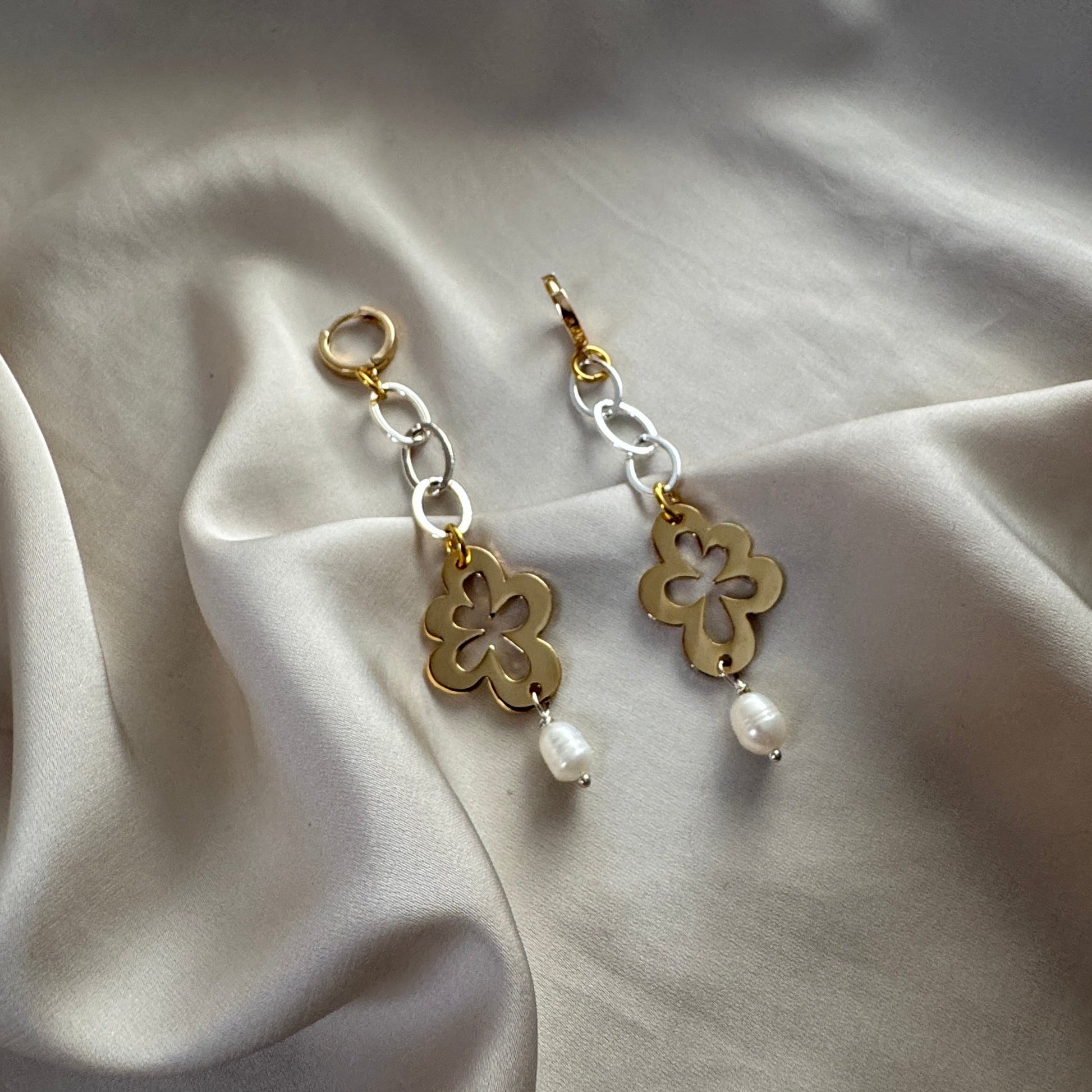 Gold Flower Örhängen – Handgjorda Guldörhängen i Svensk Design | Design by Brandeby