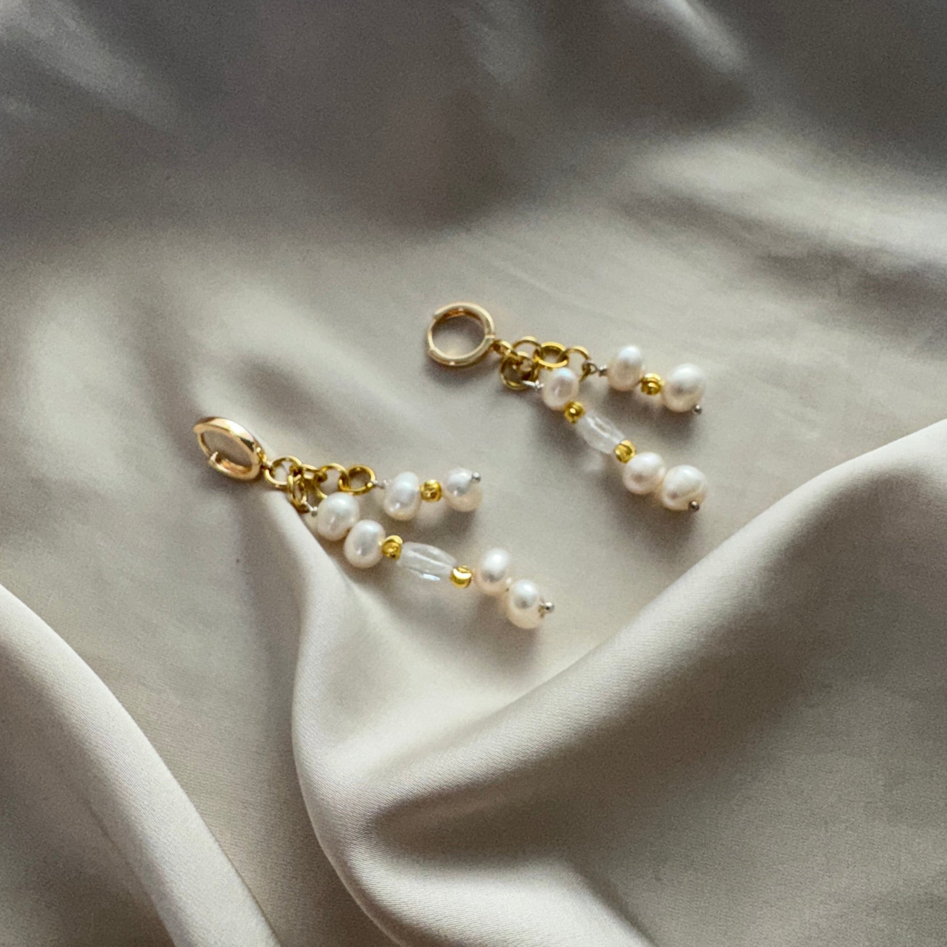 Gracefull Örhängen - Sötvattenspärlor Bergkristall Guld Sverige - designbybrandeby