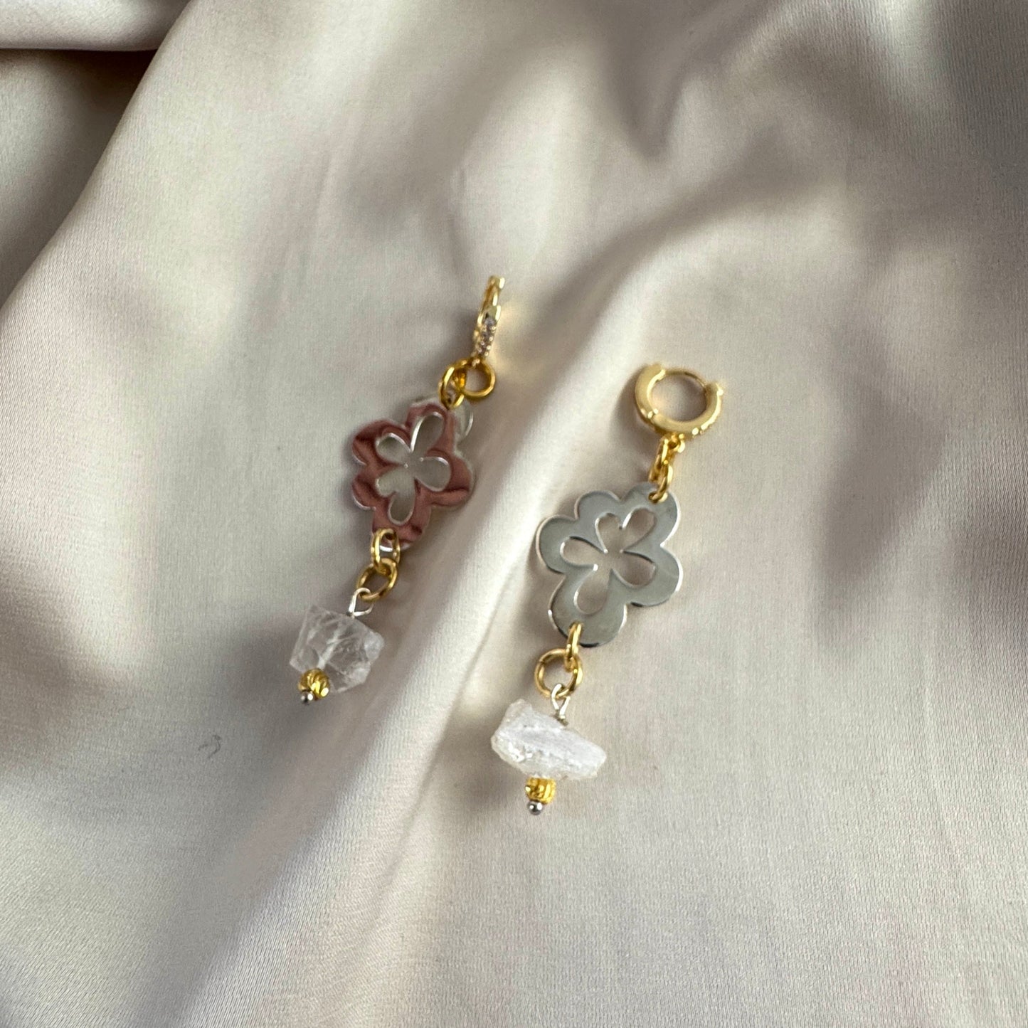 Flower Ice Örhängen - Bergkristall Silver Guld - Kirurgiskt Stål 18K - designbybrandeby