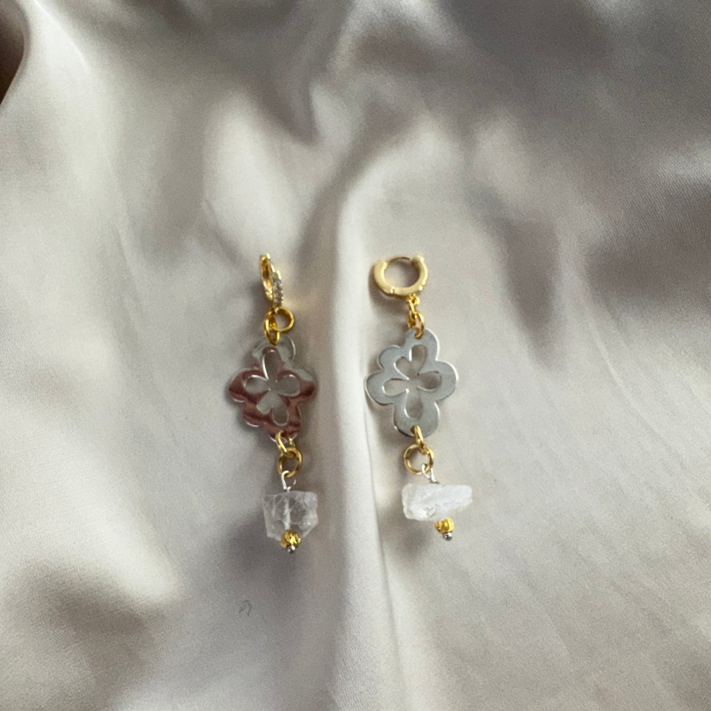 Flower Ice Örhängen - Bergkristall Silver Guld - Kirurgiskt Stål 18K - designbybrandeby