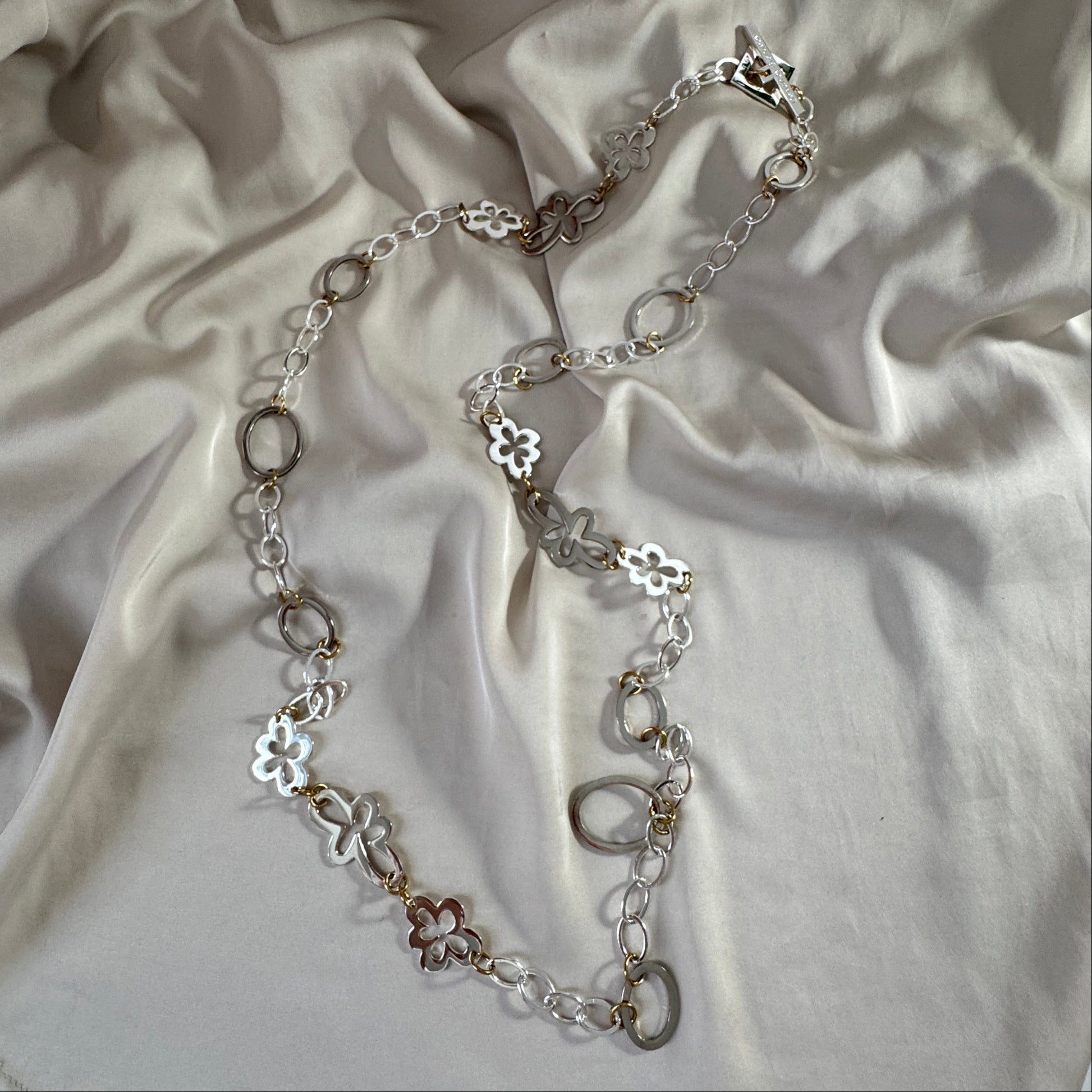 Halsband i silverpläterat rostfritt stål 100cm – All Flower | Design by Brandeby