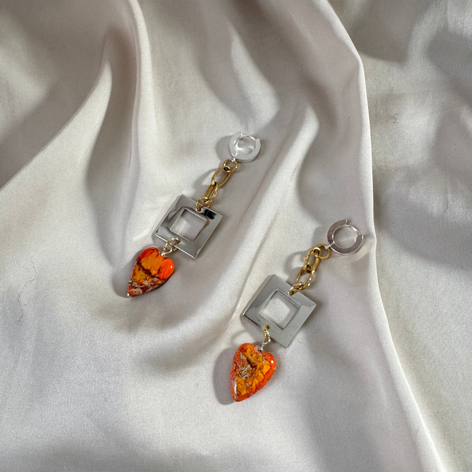 Heart of Orange Örhängen – Orange Imperial Jasper Hjärta & 18k Guld | Design by Brandeby