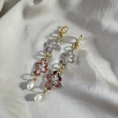 Double Flower Örhängen – Dubbla Blommor & Sötvattenpärla i 18k Guld | Design by Brandeby