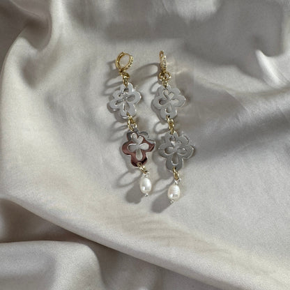 Double Flower Örhängen – Dubbla Blommor & Sötvattenpärla i 18k Guld | Design by Brandeby