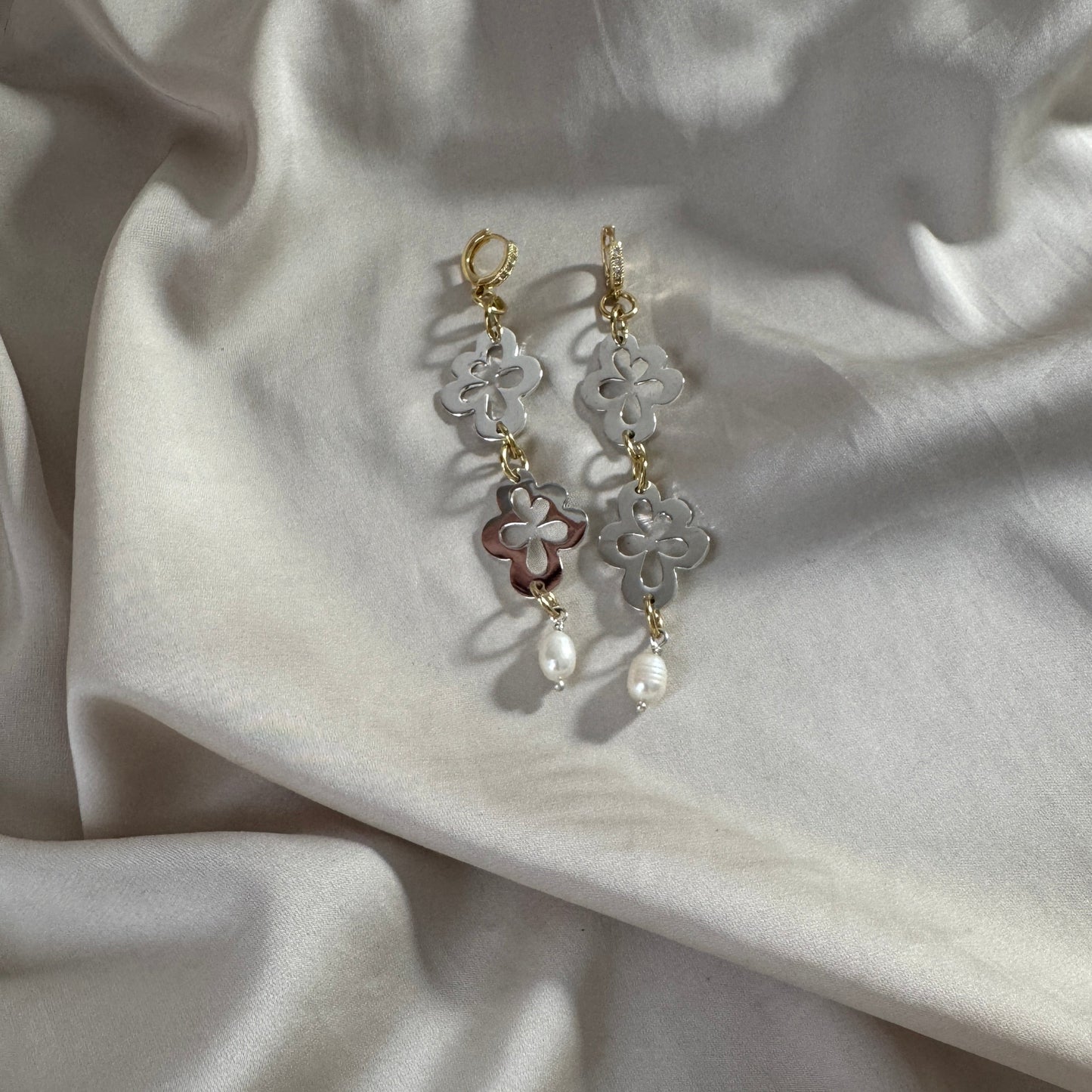 Double Flower Örhängen – Dubbla Blommor & Sötvattenpärla i 18k Guld | Design by Brandeby