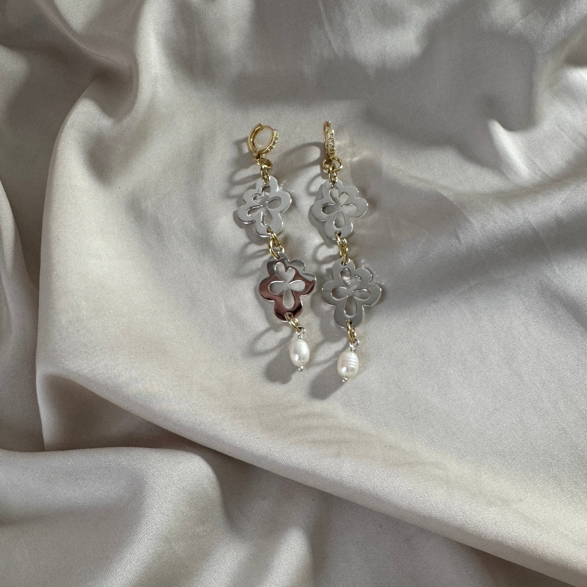 Double Flower Örhängen – Dubbla Blommor & Sötvattenpärla i 18k Guld | Design by Brandeby